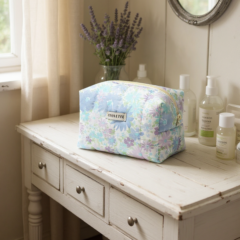 Trousse de toilette fleurie – pièce unique en tissu upcyclé