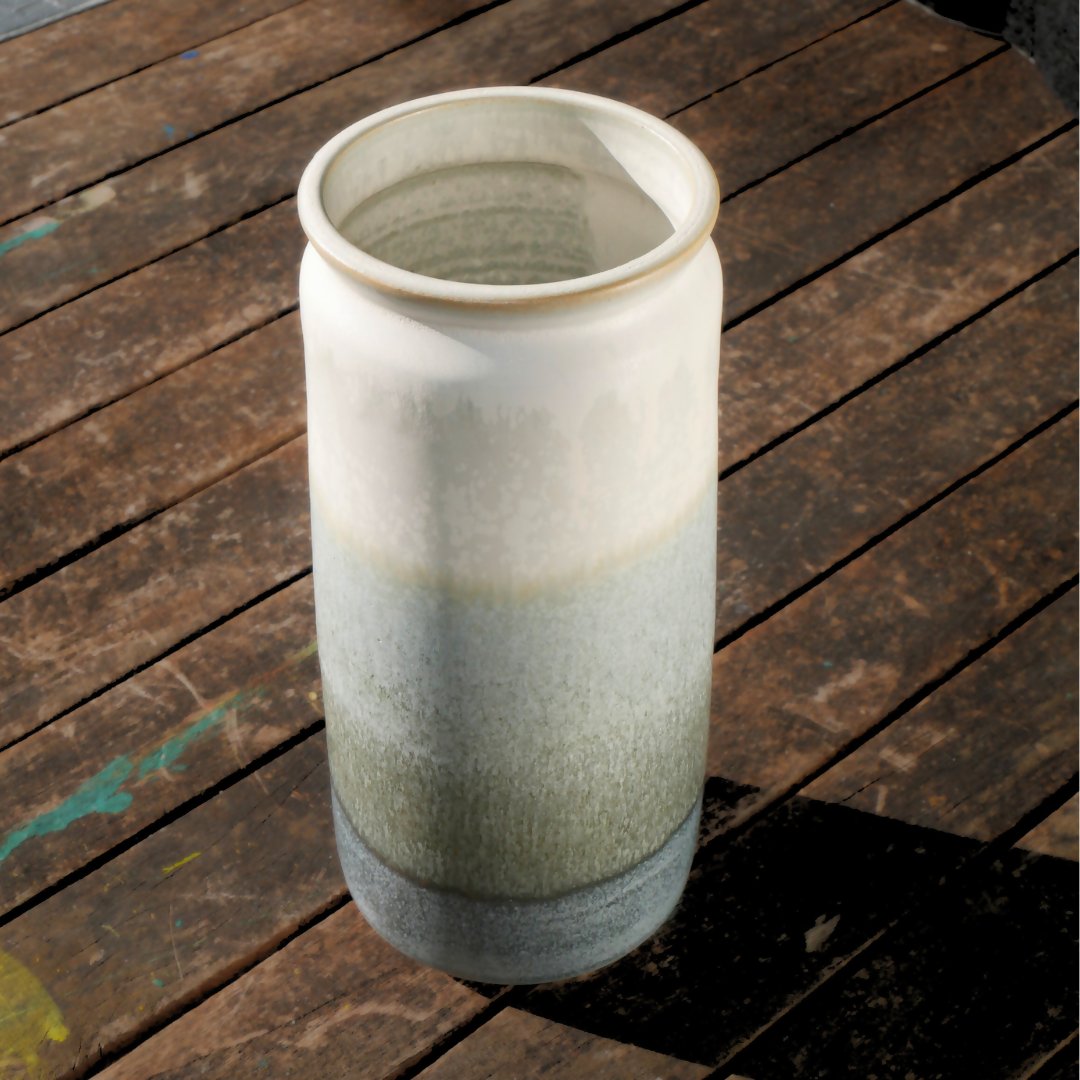 vase en grès blanc, émaillé en dégradé de blanc et gris