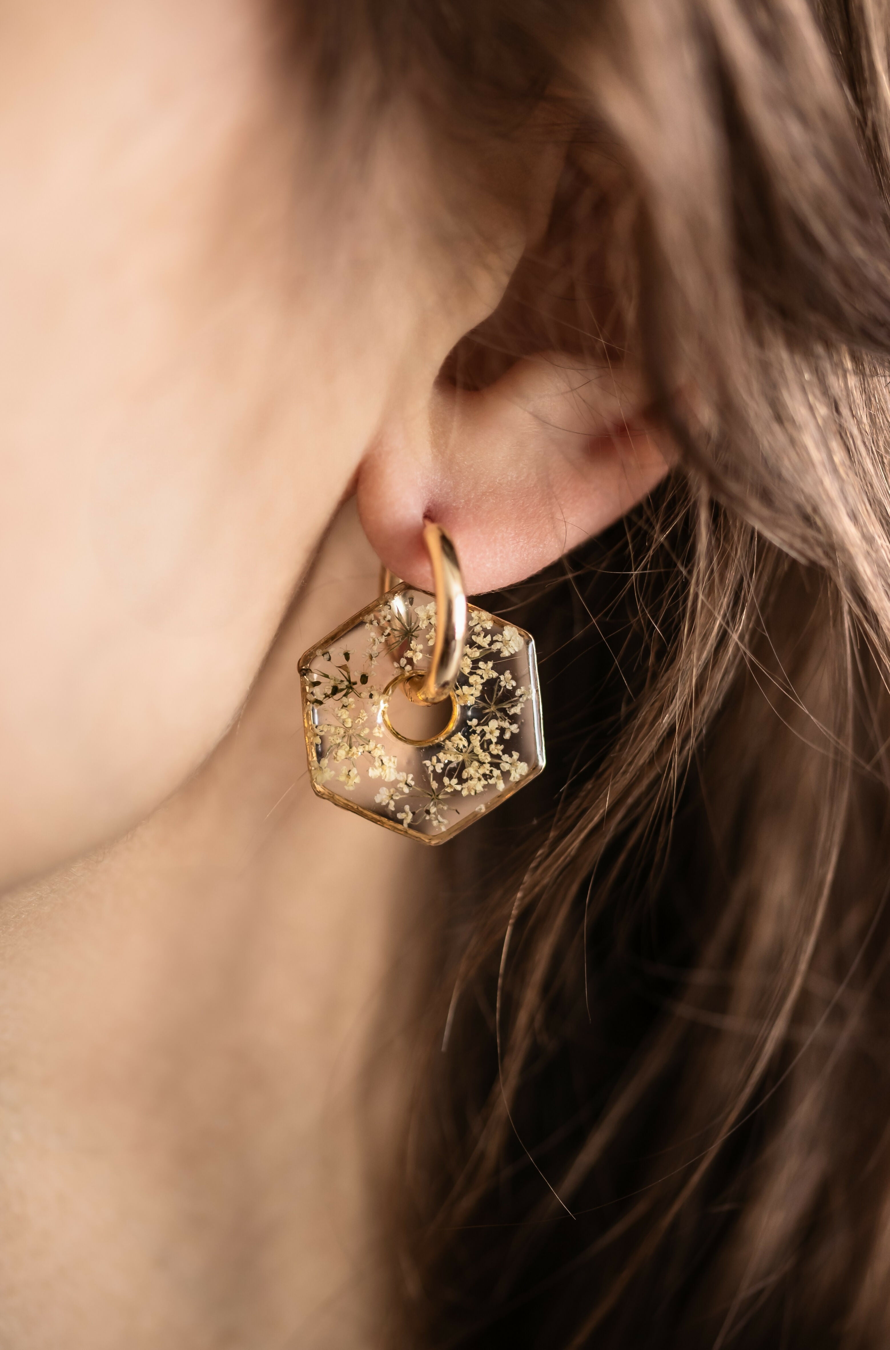 Boucles créoles et pampilles en fleur d'ombellifère blanche