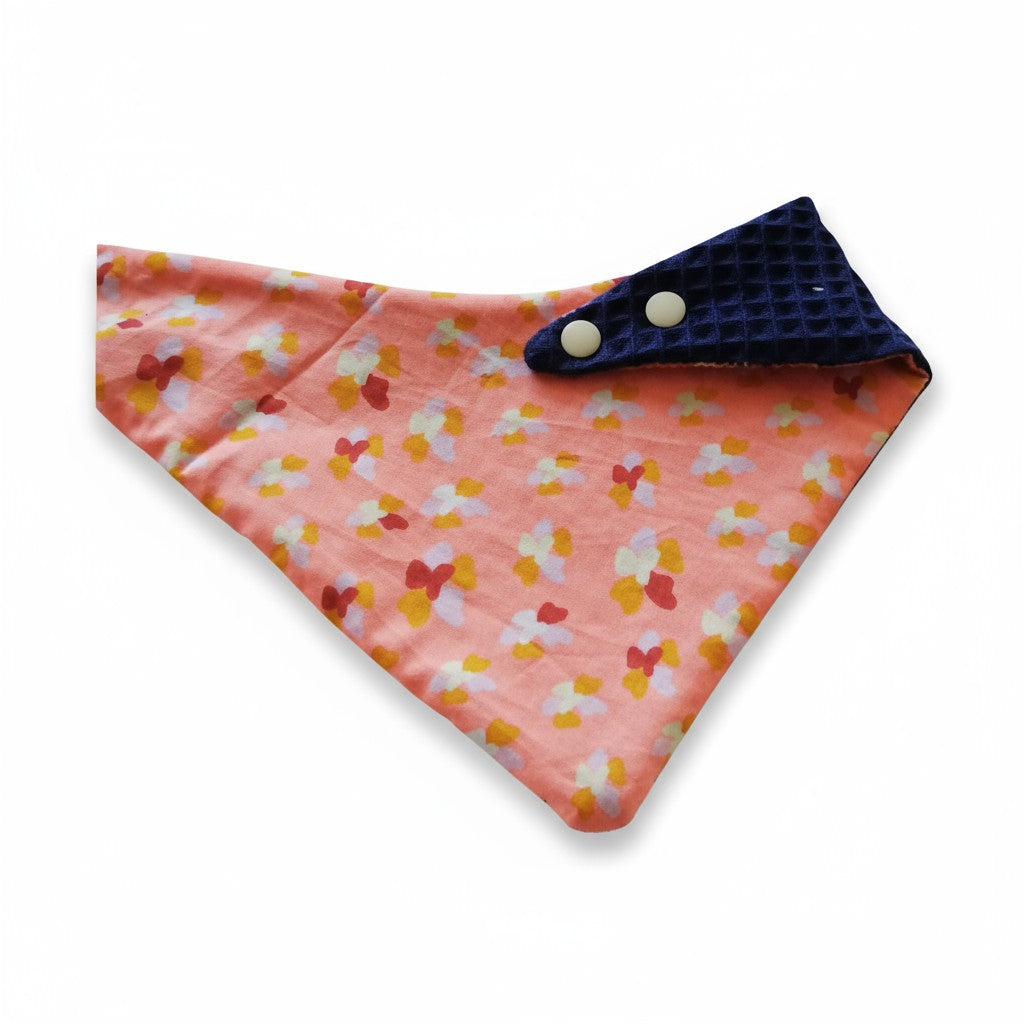 Bavoir pétales de fleurs