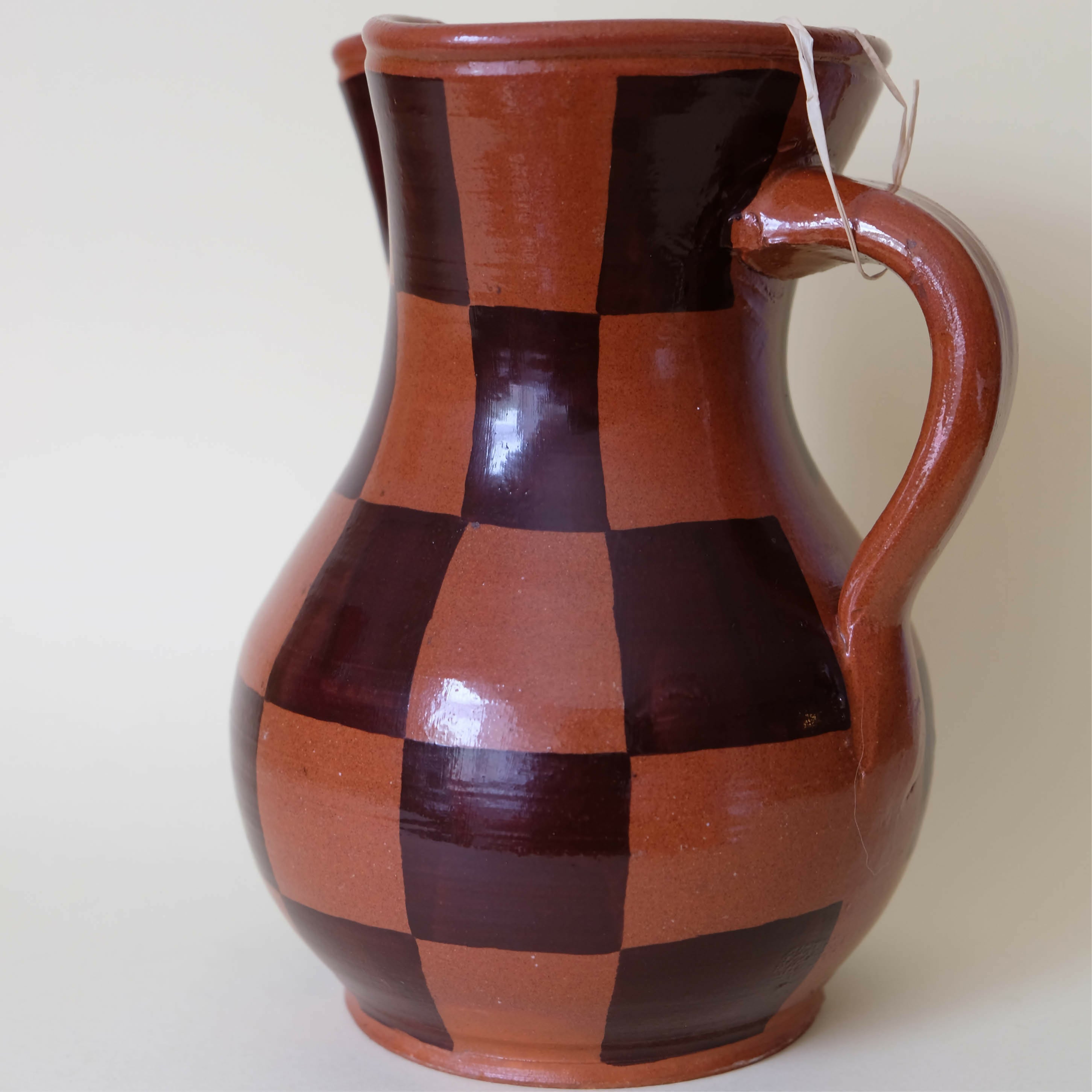 Carafe à motif damier marron