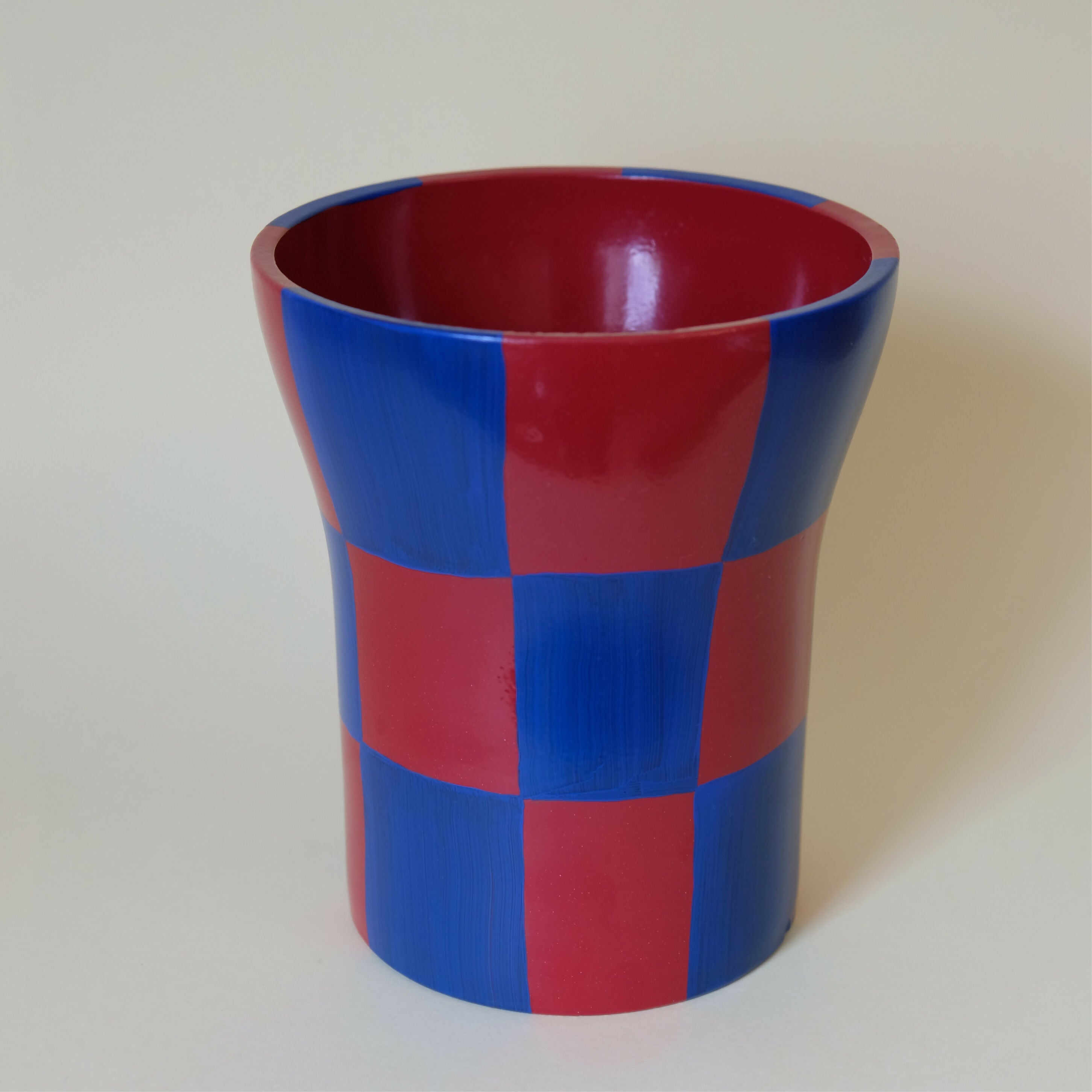 Pot de fleurs/cache pot à motif damier rouge et bleu