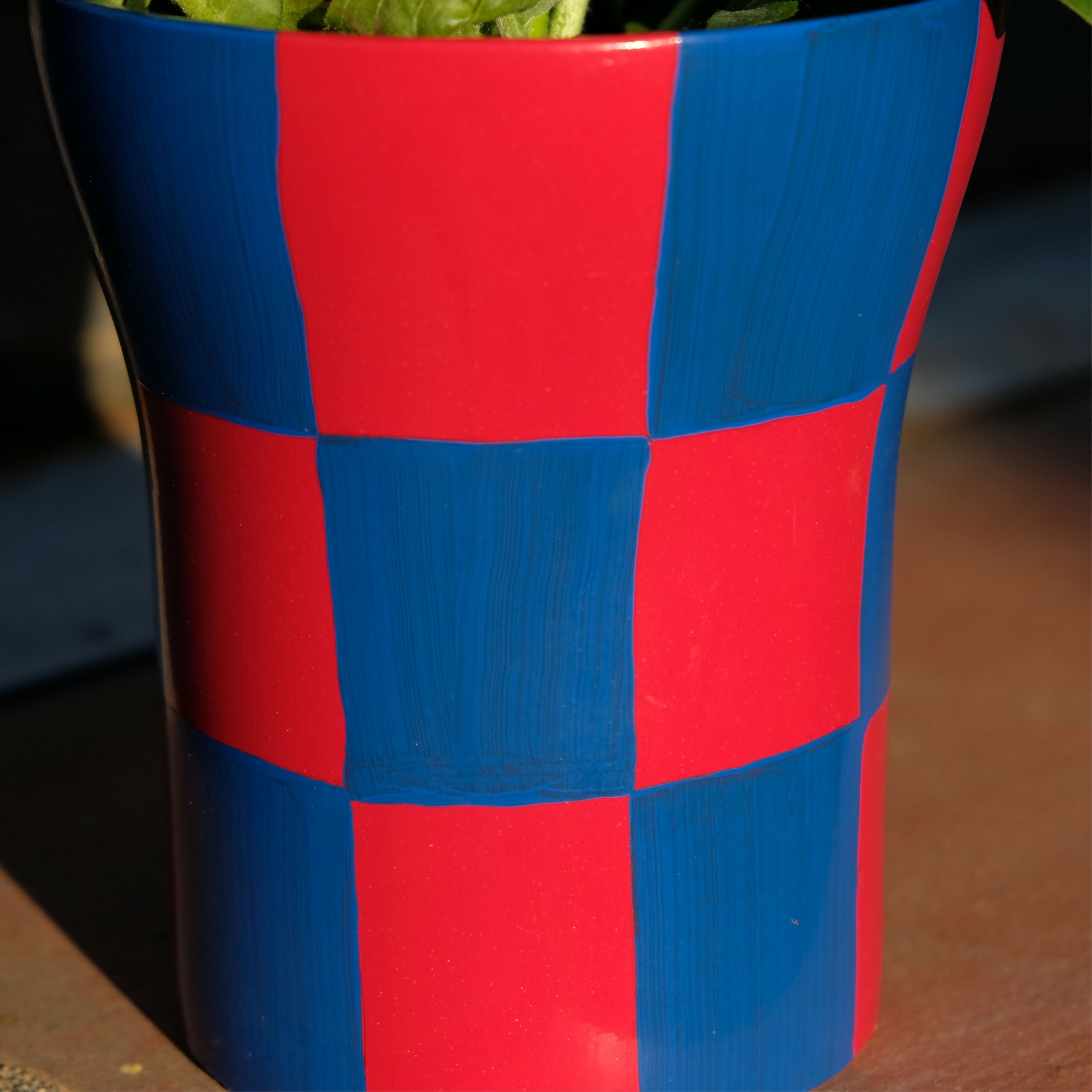 Pot de fleurs/cache pot à motif damier rouge et bleu