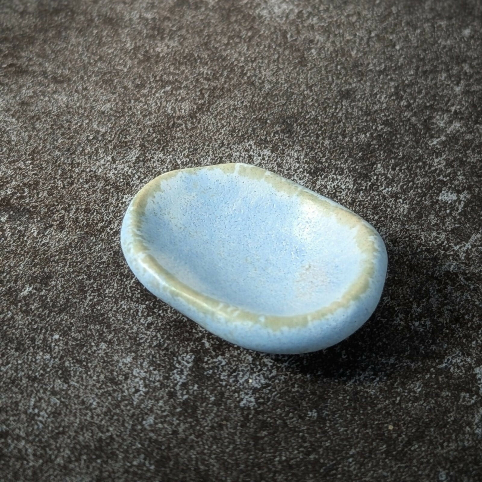Worry stone (galet anti-stress) en grès émaillé