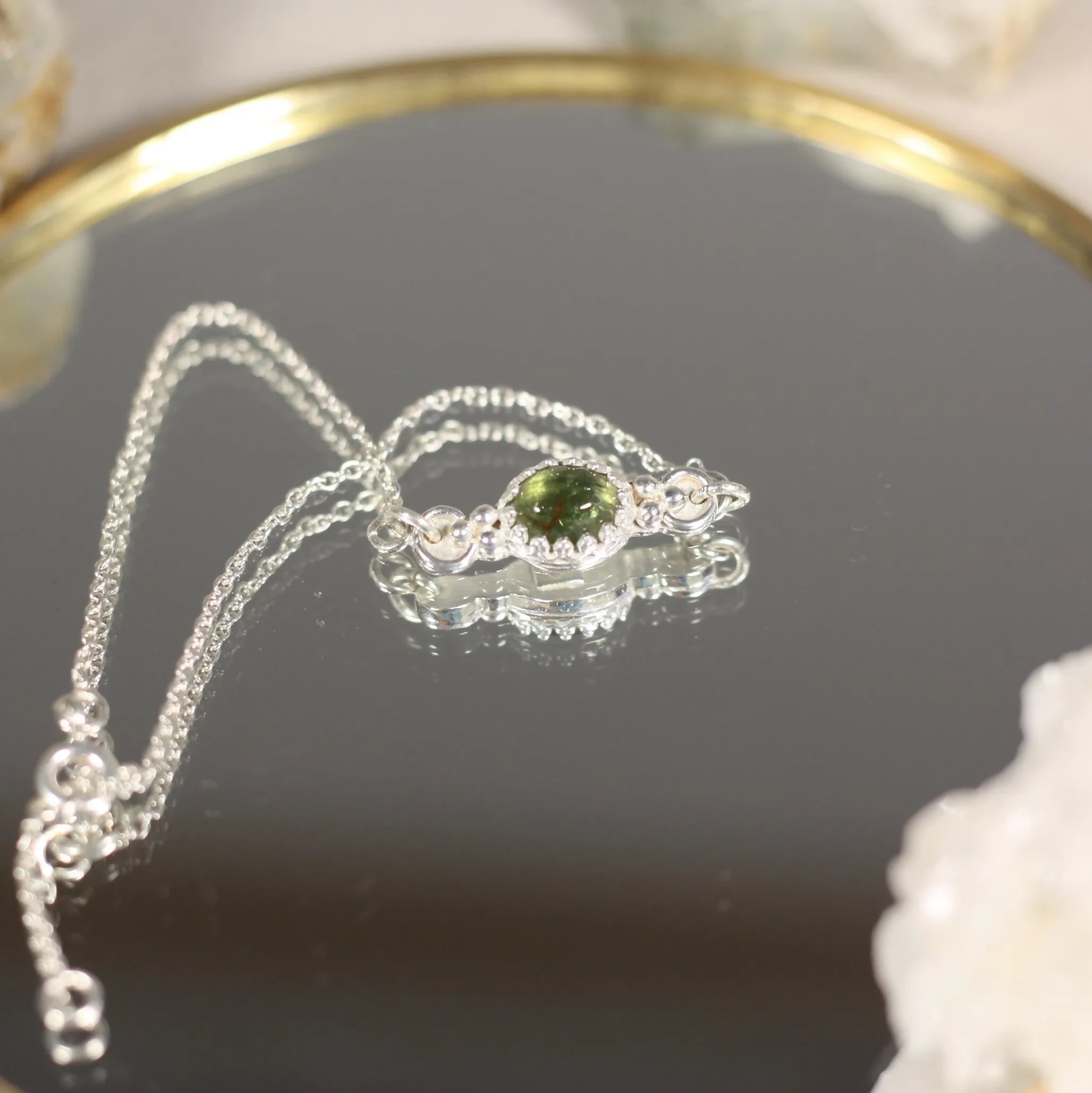 L'Escorte Perlée - Un Bracelet fin en argent accompagnée d'une pierre naturelle entourée de billes en argent.