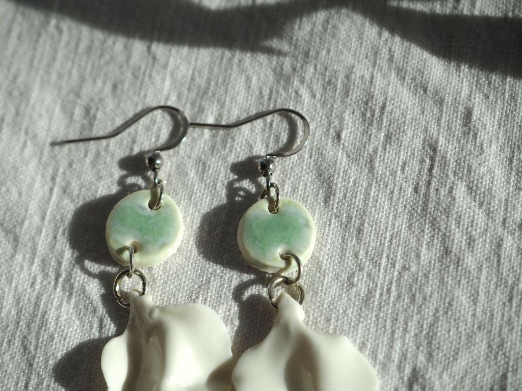 Boucles d'oreilles pétales blanches point vert