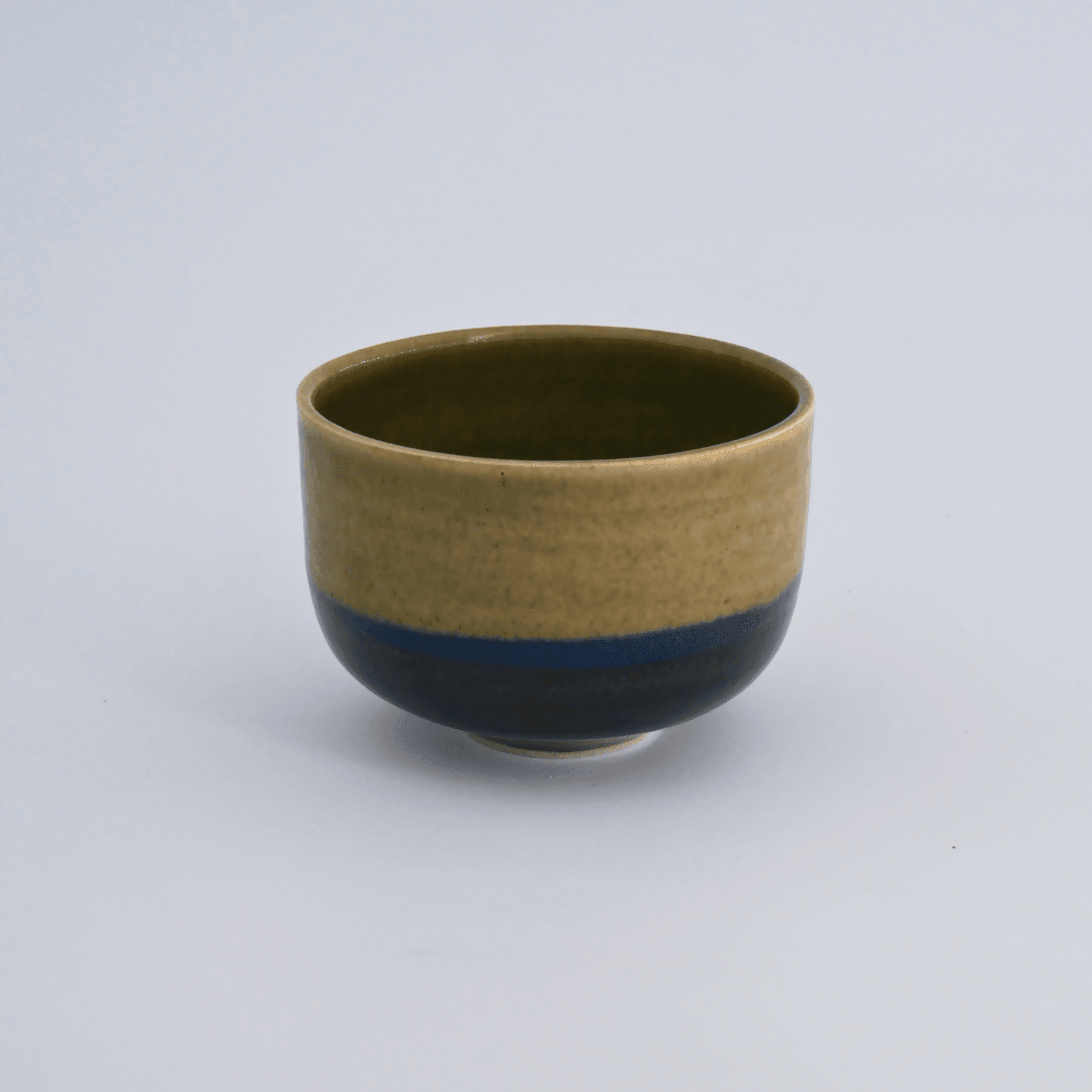 petite tasse en grès blanc, tournée à la main, et émaillé en vert céladon et noir brillant.