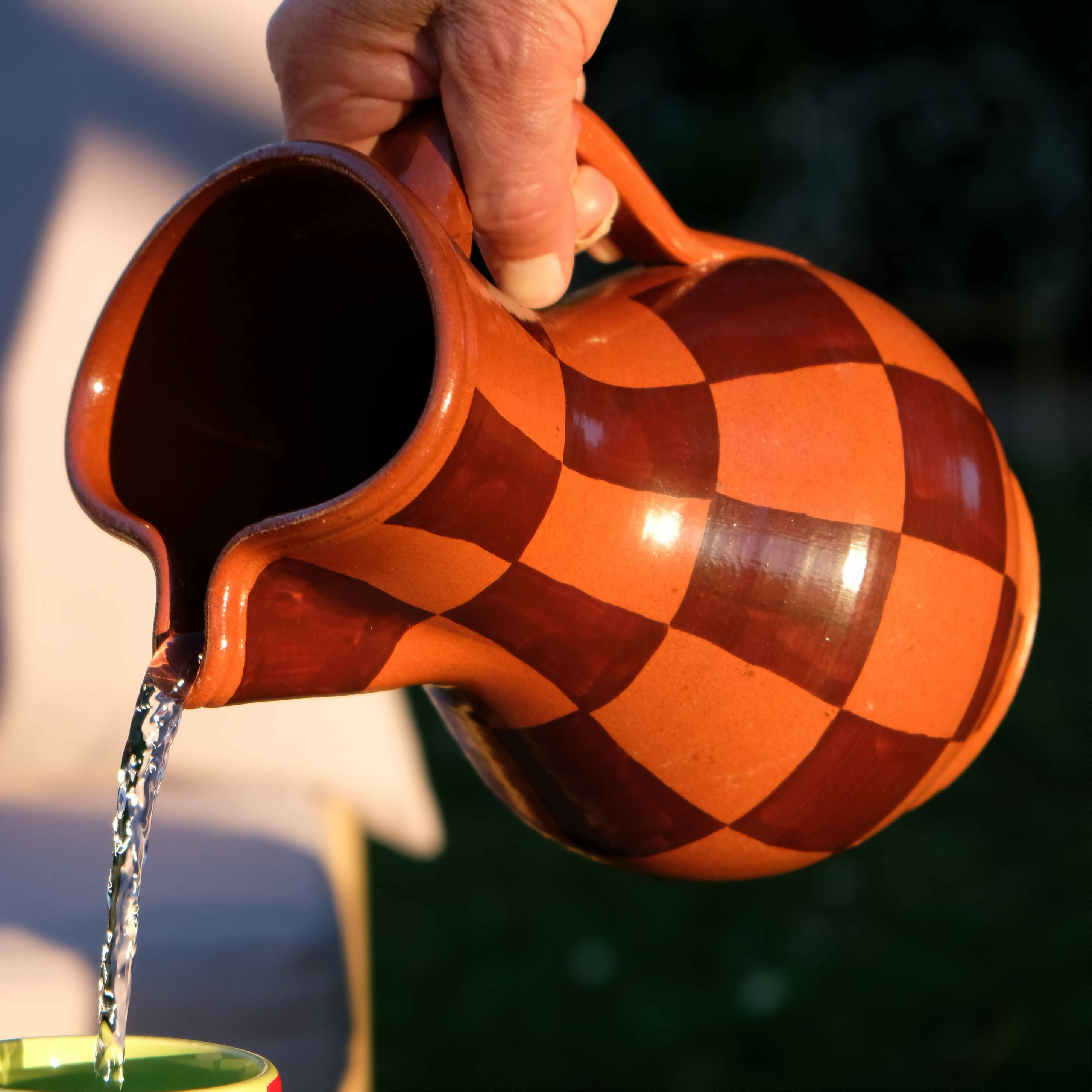 Carafe à motif damier marron