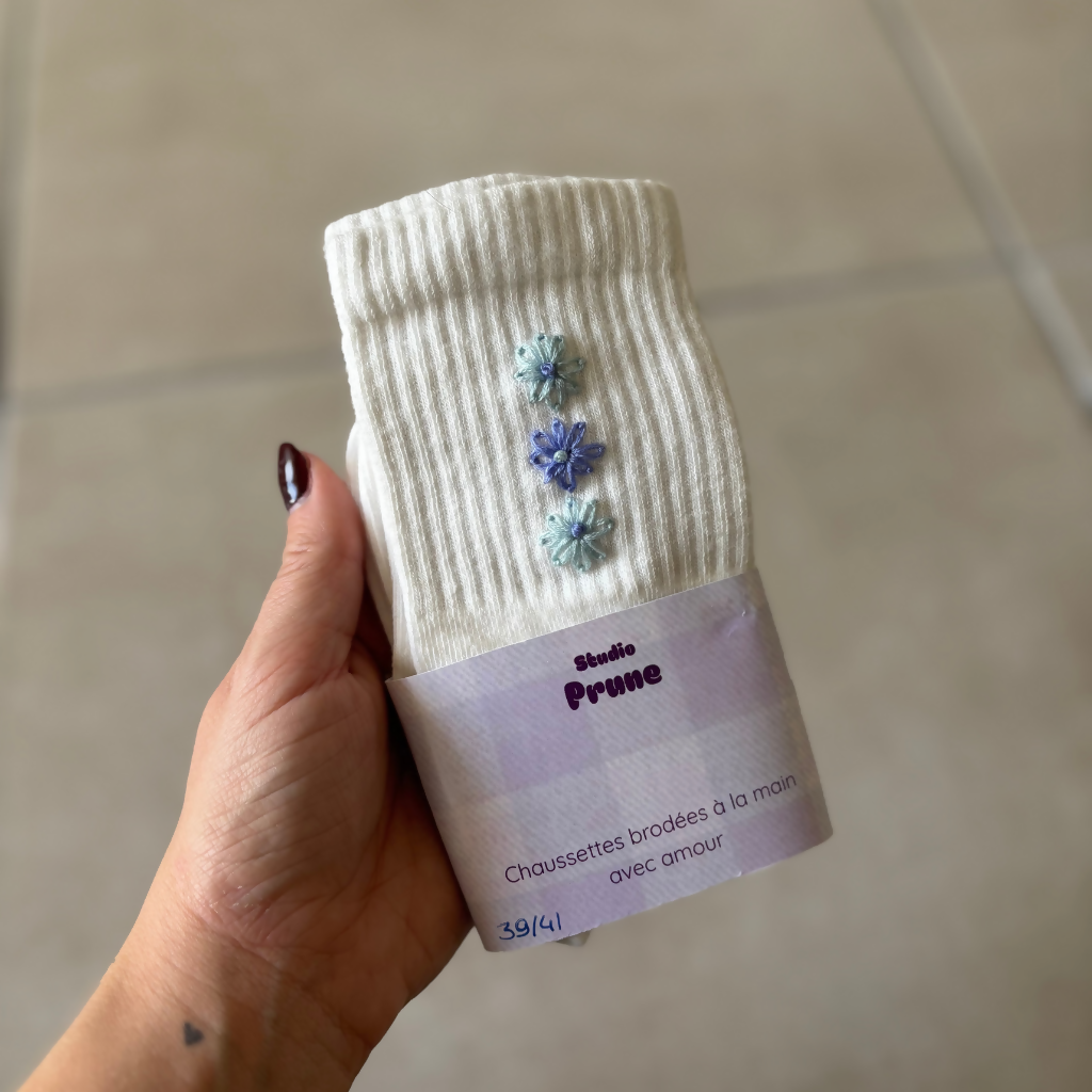 Chaussettes blanches brodées fleurs bleues