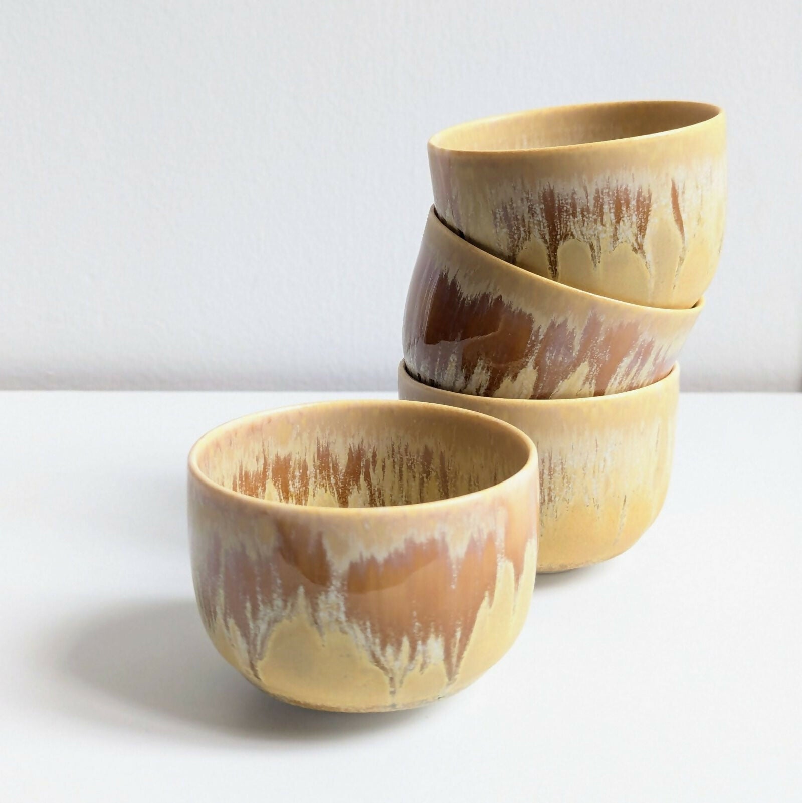 Tasse artisanale en porcelaine, émail jaune mat nuancé par une superposition d'un émail brillant à base de cendres de bois.