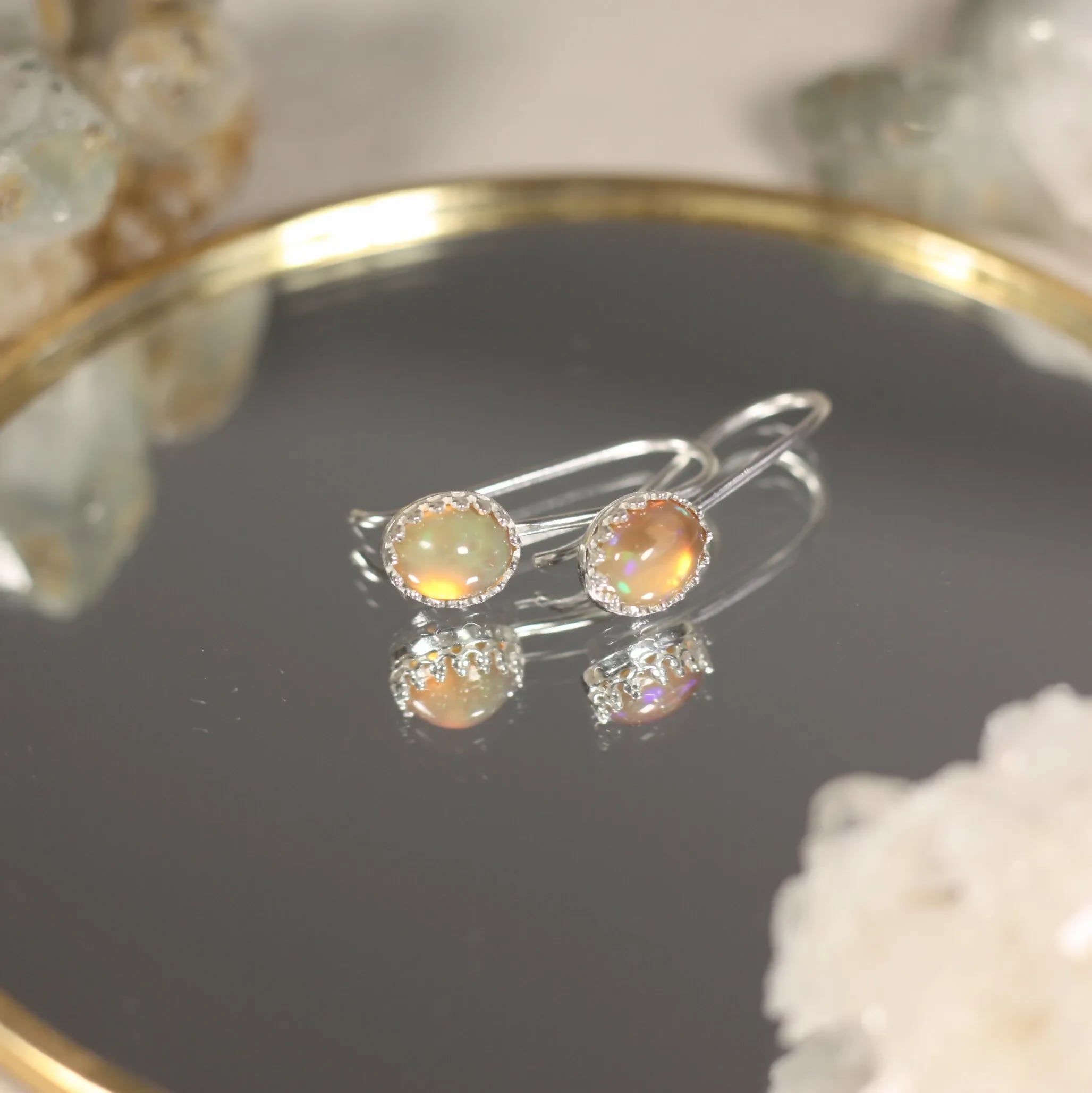 Les Singulières - Des boucles d'oreilles en argent serti d'une pierre naturelle en toute simplicité