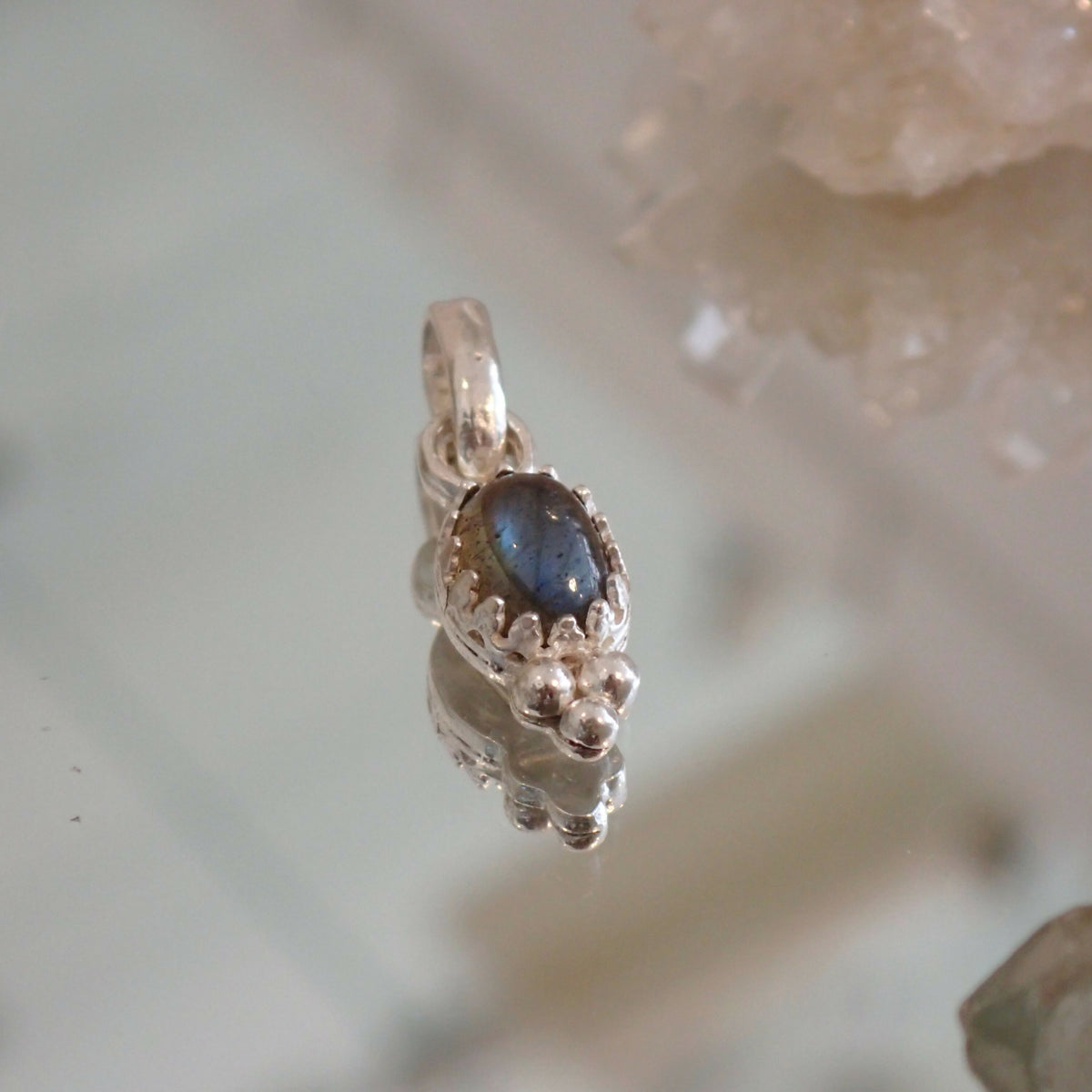 L'Escorte Perlée - Le Pendentif, une pierre fine accompagnée de trois billes en argent - Vendu sans chaîne