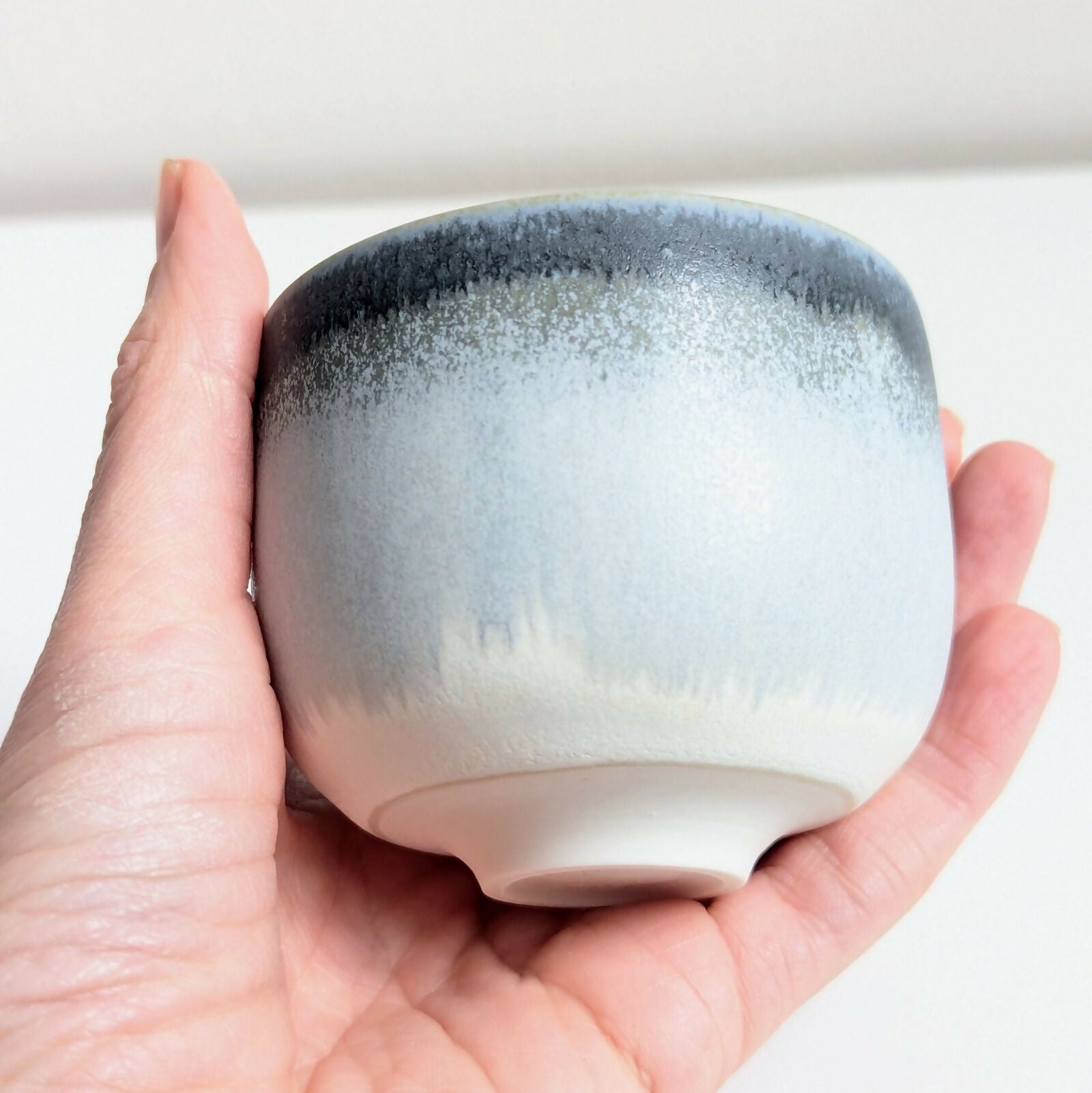 Tasse artisanale en porcelaine, dégradé d'émaux gris et blanc mats/satinés.