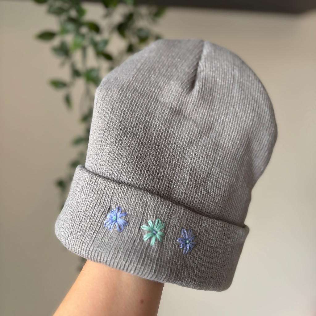 Bonnet gris brodé fleurs bleues