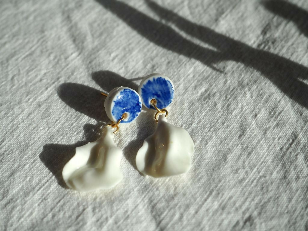Boucles d'oreilles point bleu et pétales
