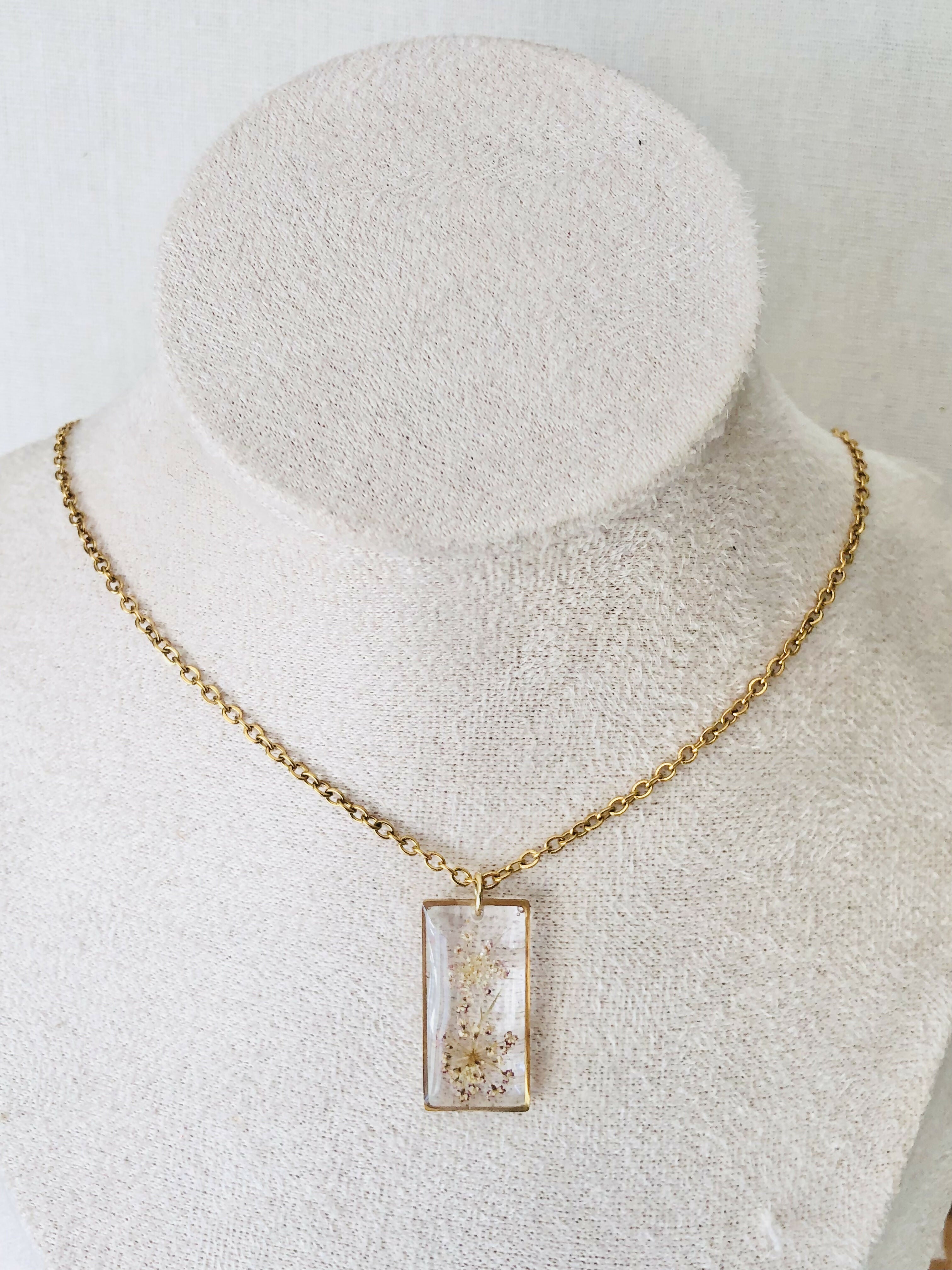 Collier fleur d'ombellifère blanche