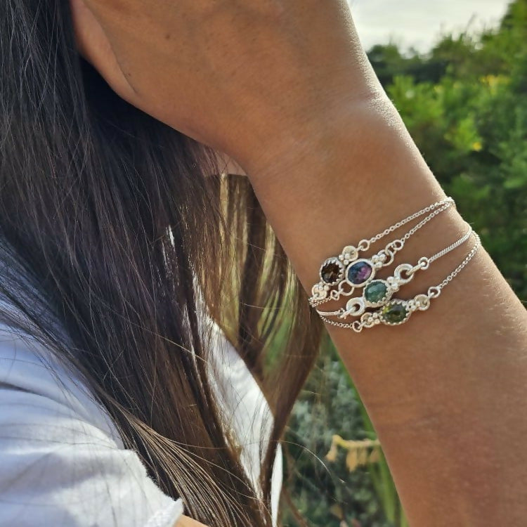 L'Escorte Perlée - Un Bracelet fin en argent accompagnée d'une pierre naturelle entourée de billes en argent.
