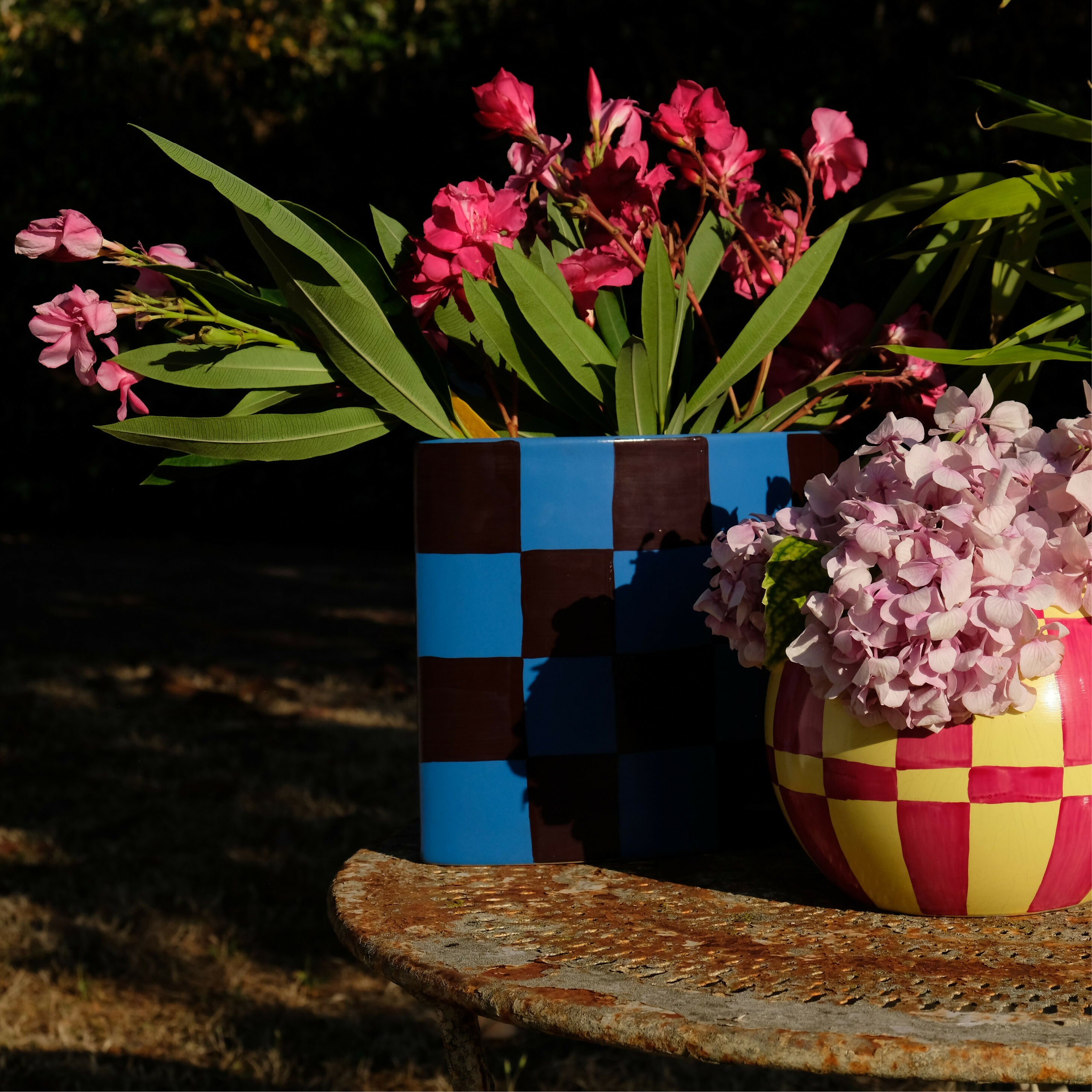 Vase carré à motif damier bleu et marron