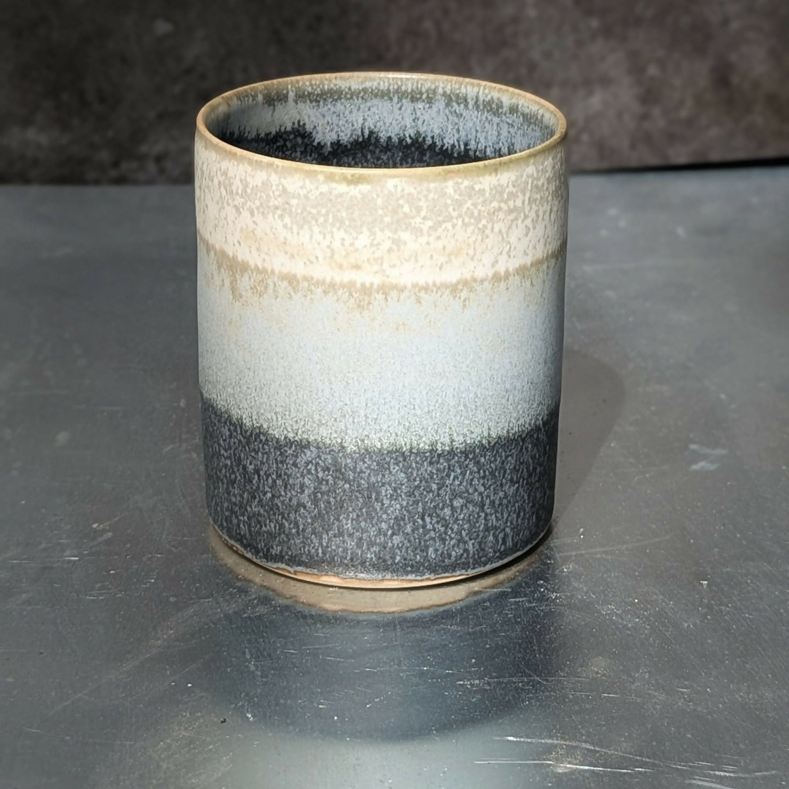 pot en grès céramique artisanale, émaillé en dégradé de gris et blanc