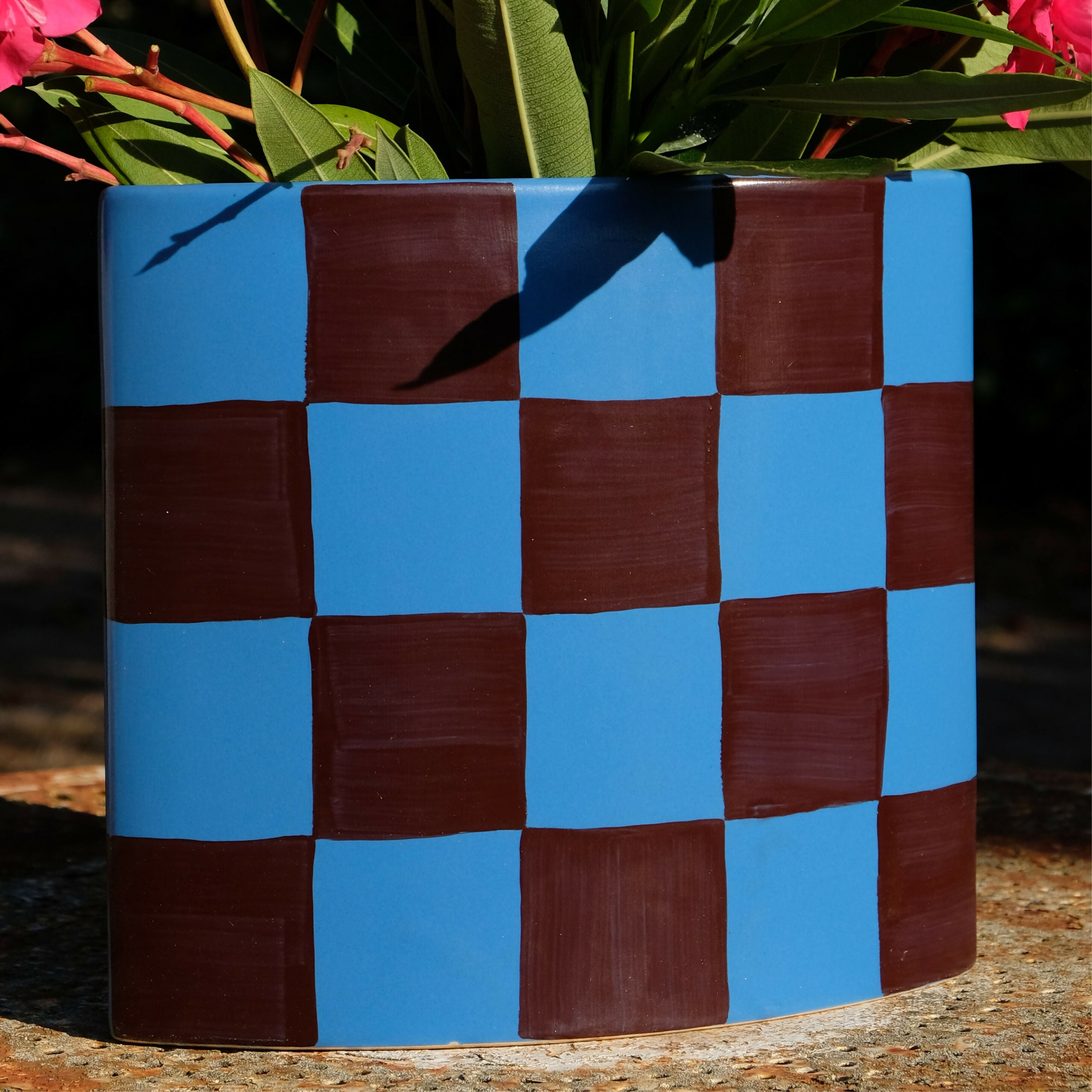 Vase carré à motif damier bleu et marron