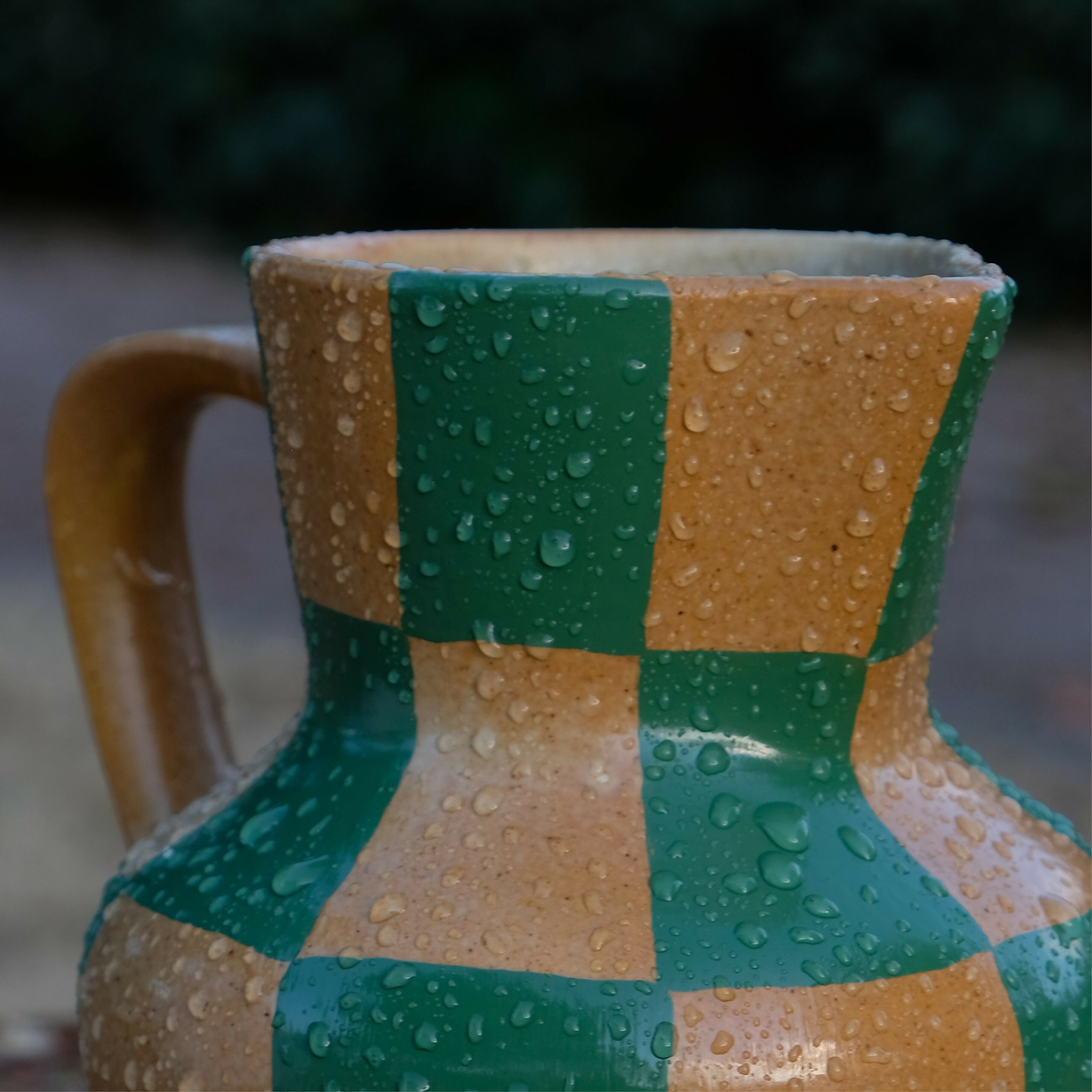 Carafe à motif damier vert