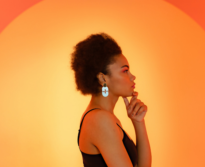 boucles-oreillesjanelys-cuir-blanc-vernis-porté