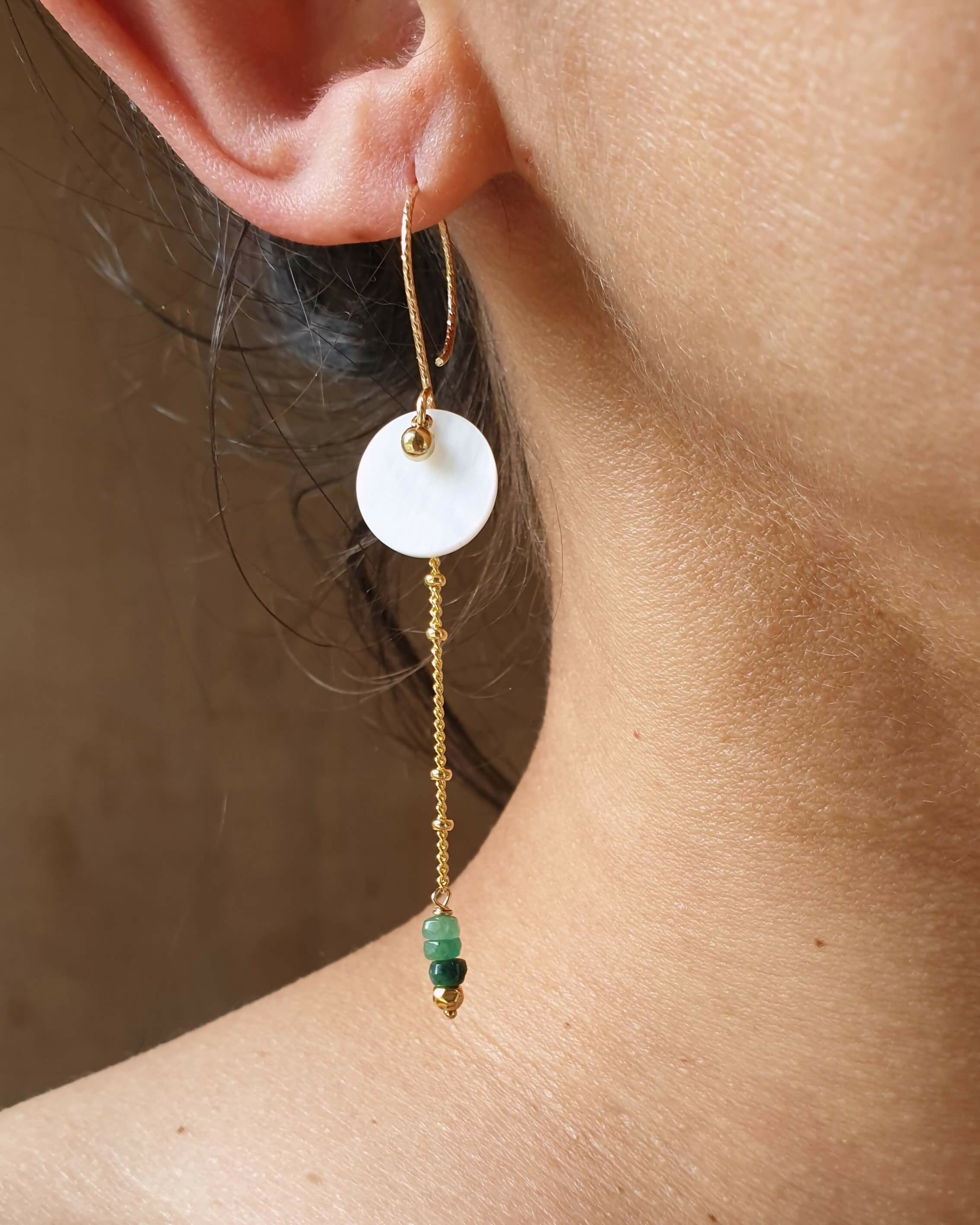 boucles-doreilles-azalee-portees-longues-or-emeraude-verte-zoom-Myojewel