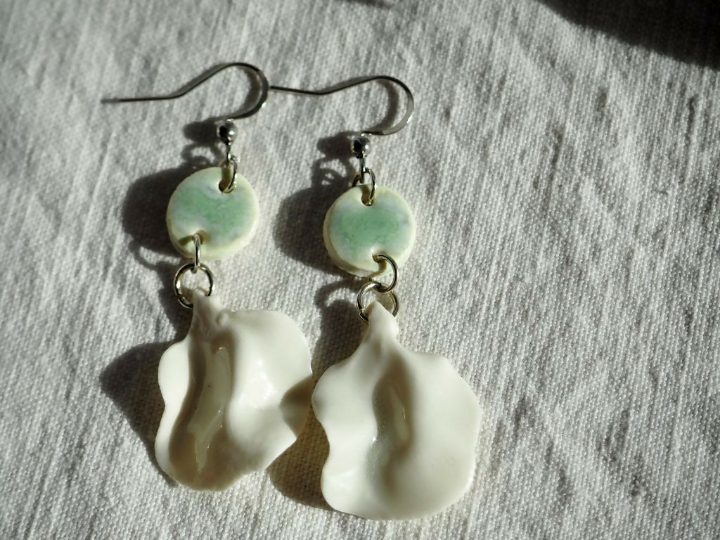 Boucles d'oreilles pétales blanches point vert