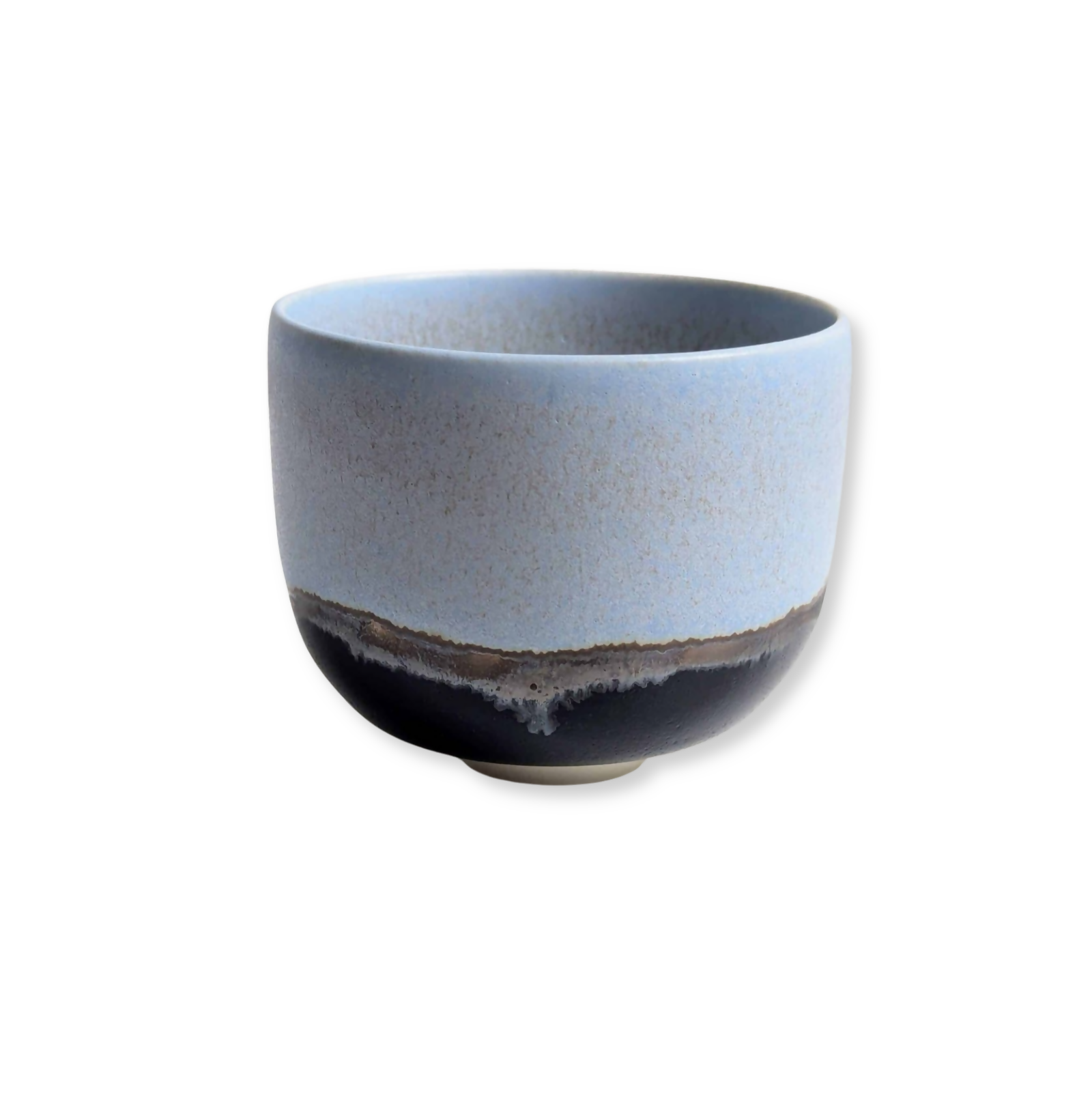 Tasse en porcelaine, émail bleu mat/satiné à l’intérieur et à l'extérieur sur la partie supérieure, émail noir brillant sur la partie inférieure, séparés par une ligne d'émail métallisé.