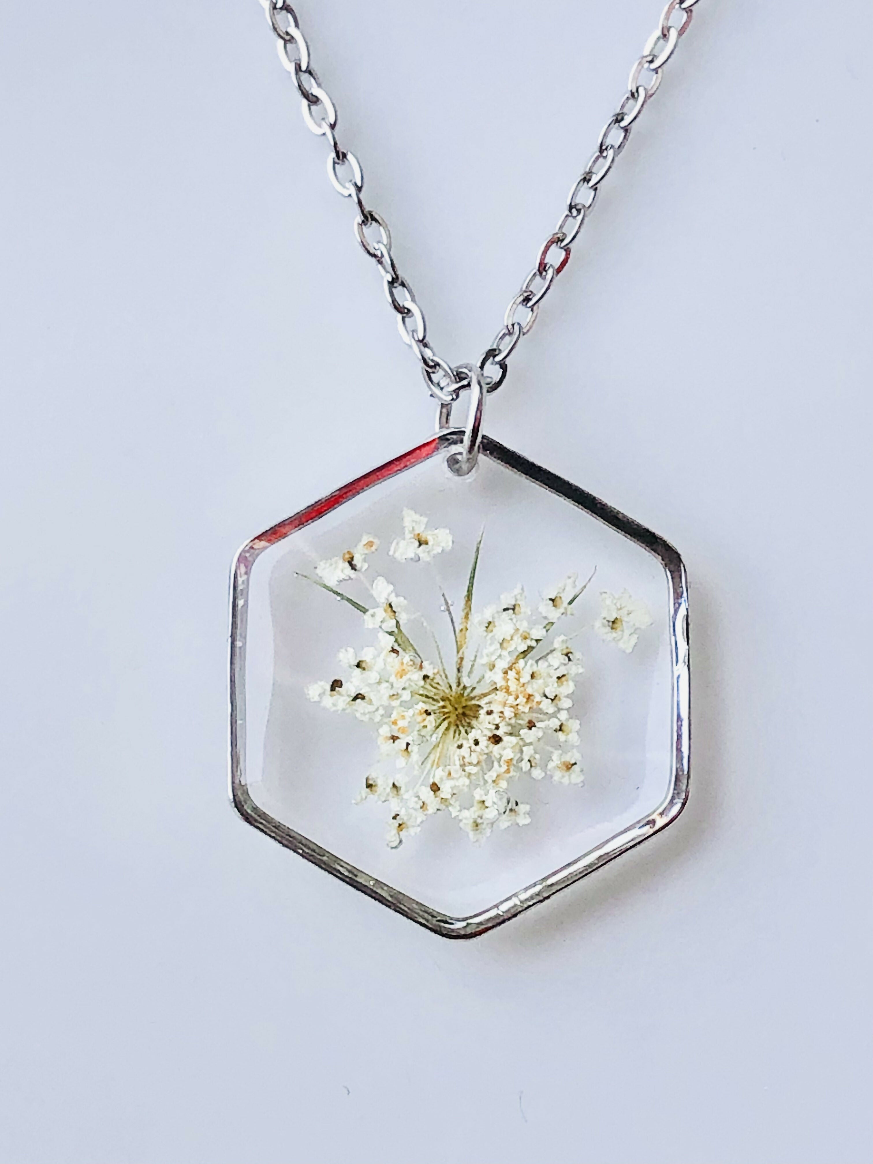 Collier en véritable fleur d'ombellifère blanche