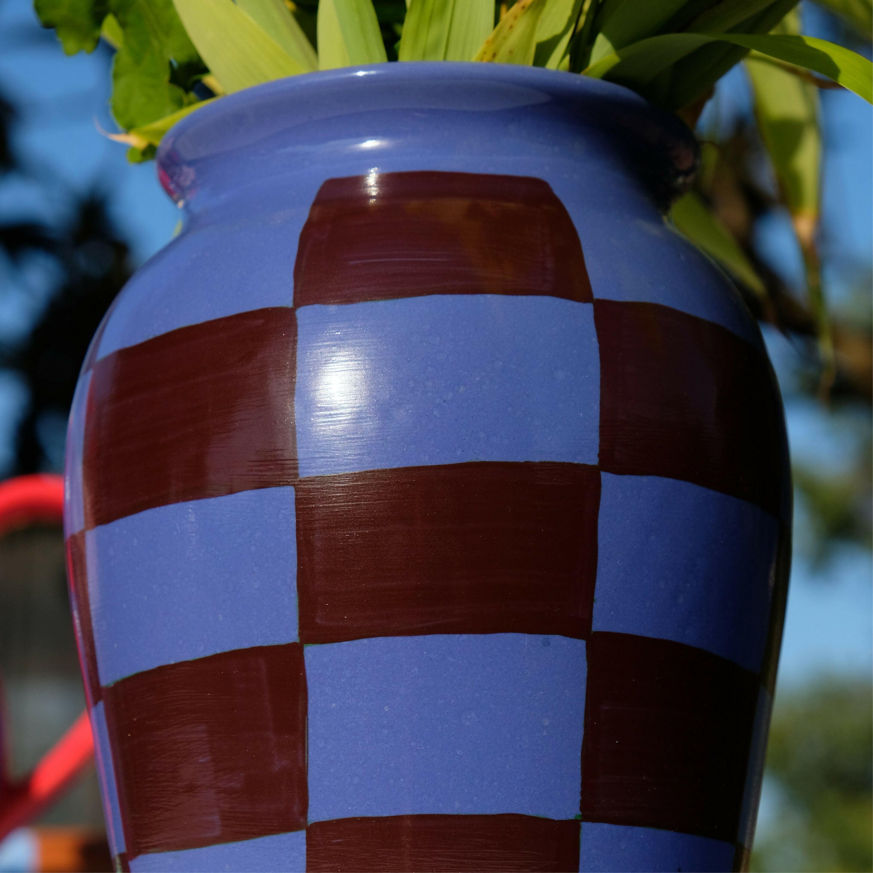 Vase à motif damier bleu et marron