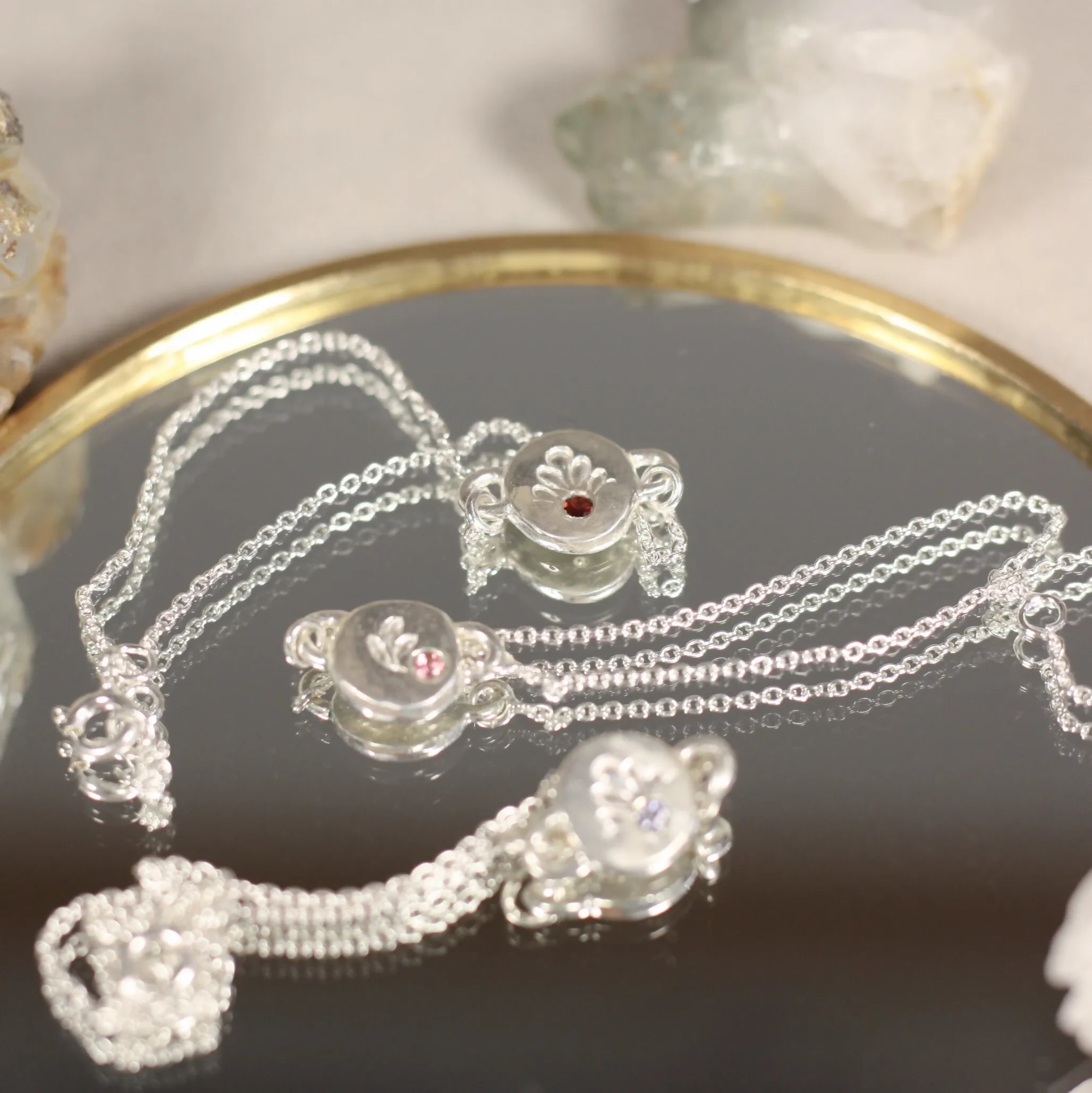 L'Écho - Un bracelet en argent avec une médaille ornée d'une pierre fine