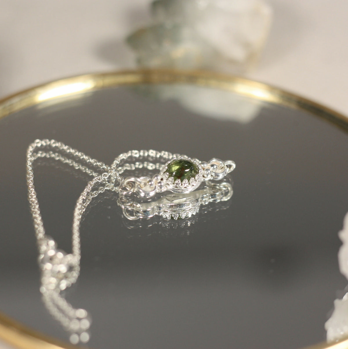 L'Escorte Perlée - Un Bracelet fin en argent accompagnée d'une pierre naturelle entourée de billes en argent.