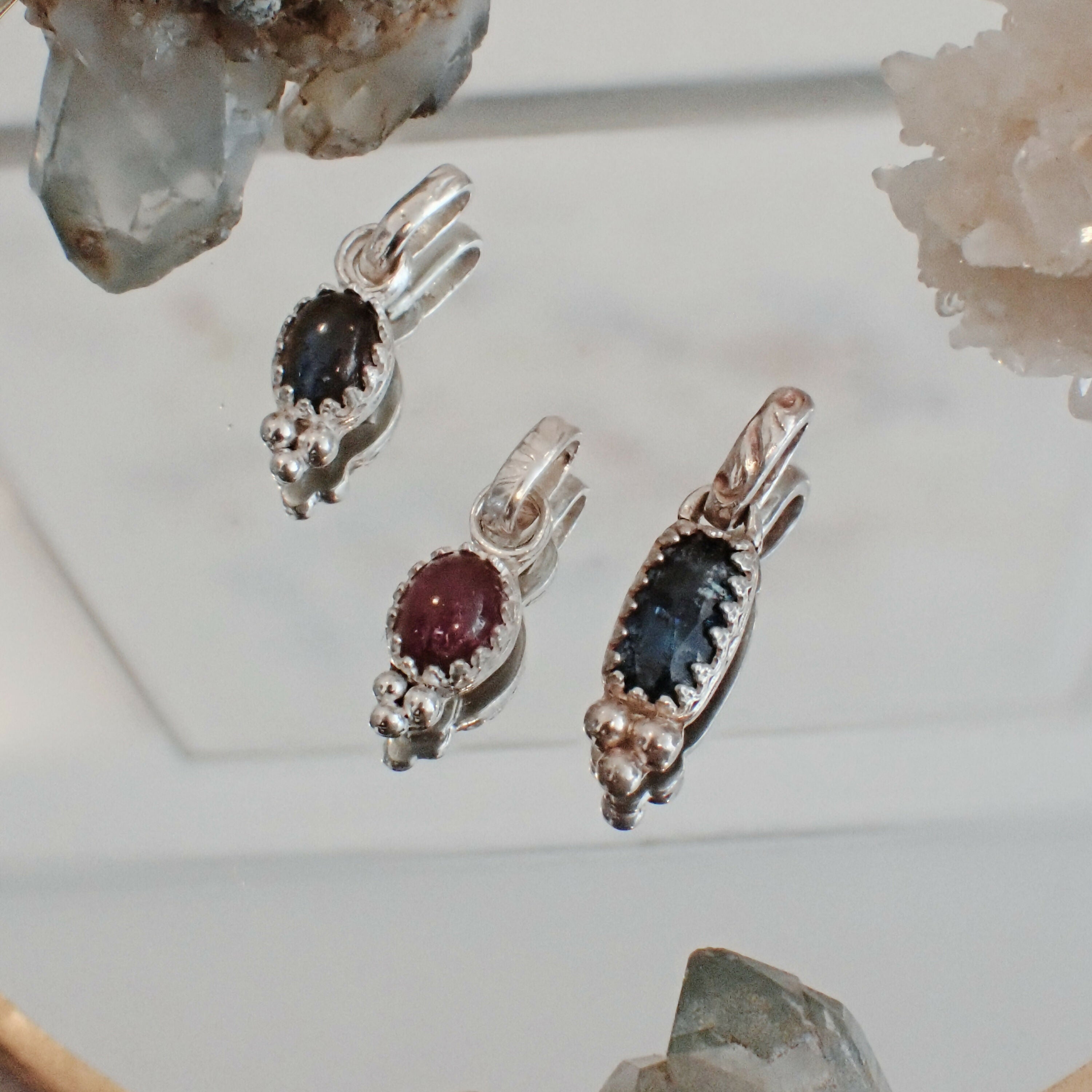 L'Escorte Perlée - Le Pendentif, une pierre fine accompagnée de trois billes en argent - Vendu sans chaîne
