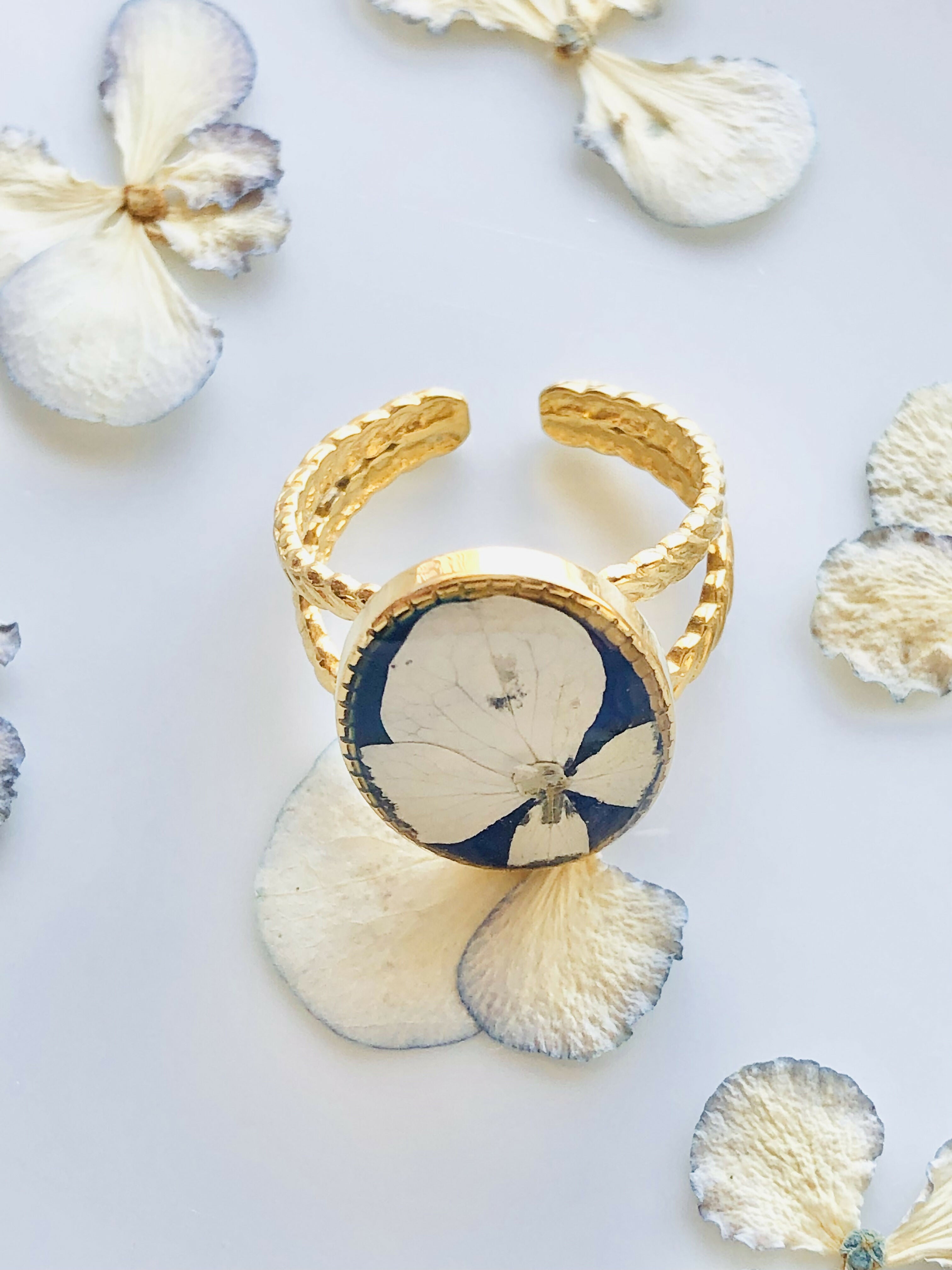 Bague bleu en fleur d'hortensia blanche