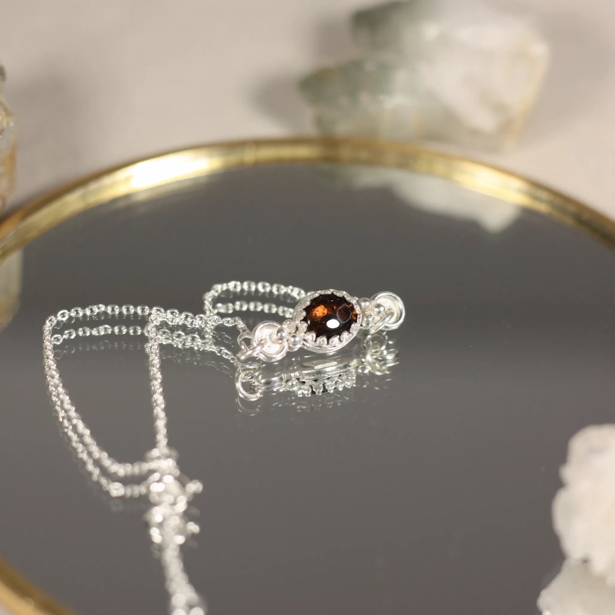 L'Escorte Perlée - Un Bracelet fin en argent accompagnée d'une pierre naturelle entourée de billes en argent.