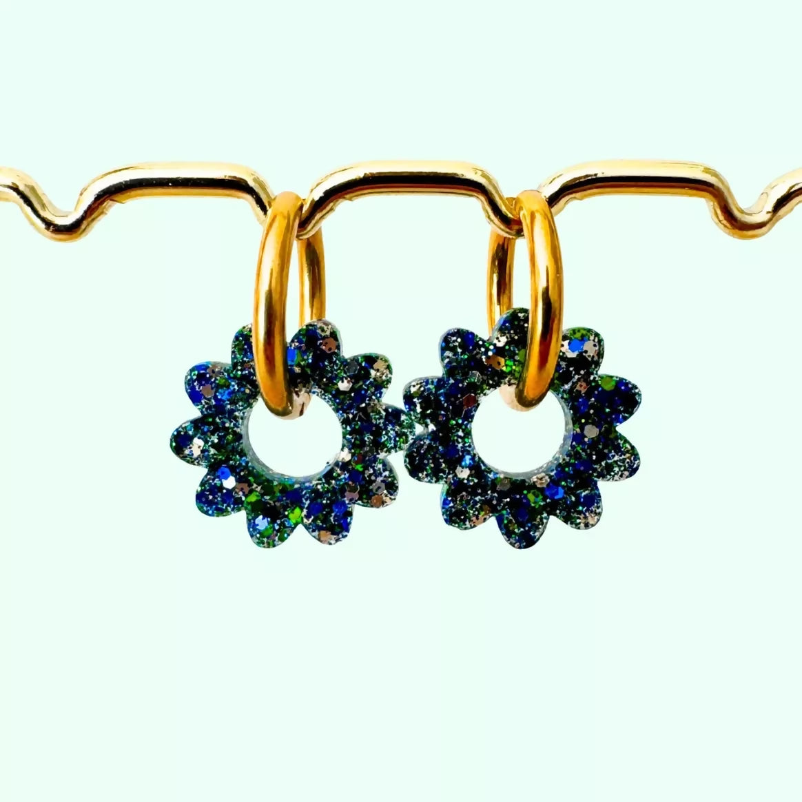 Boucles d'Oreilles Créoles - Marguerites - Mélange Bleu/Vert/Or