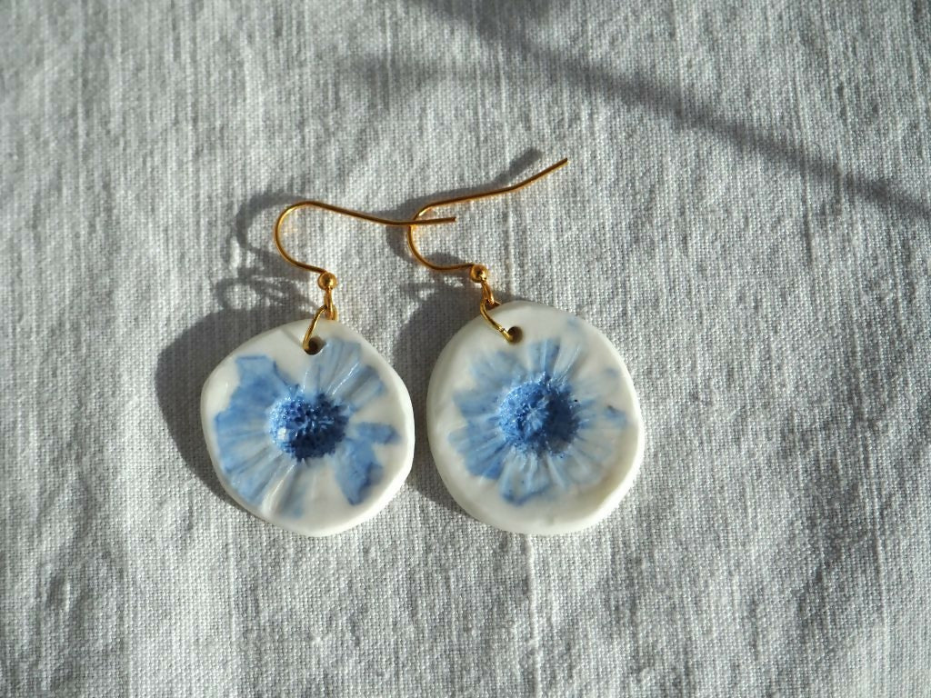 Boucles d'oreilles pâquerettes bleues