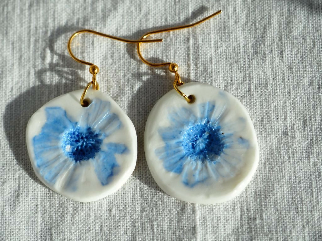 Boucles d'oreilles pâquerettes bleues