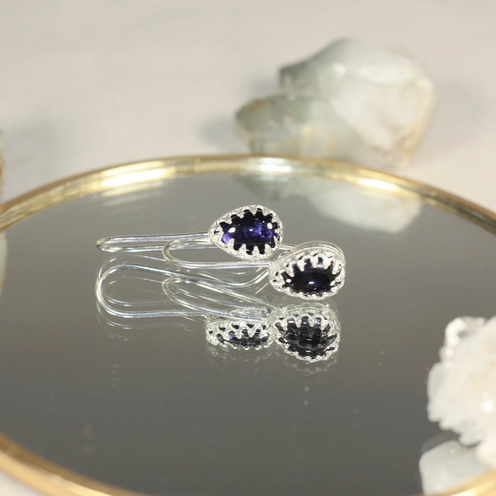 Les Singulières - Des boucles d'oreilles en argent serti d'une pierre naturelle en toute simplicité