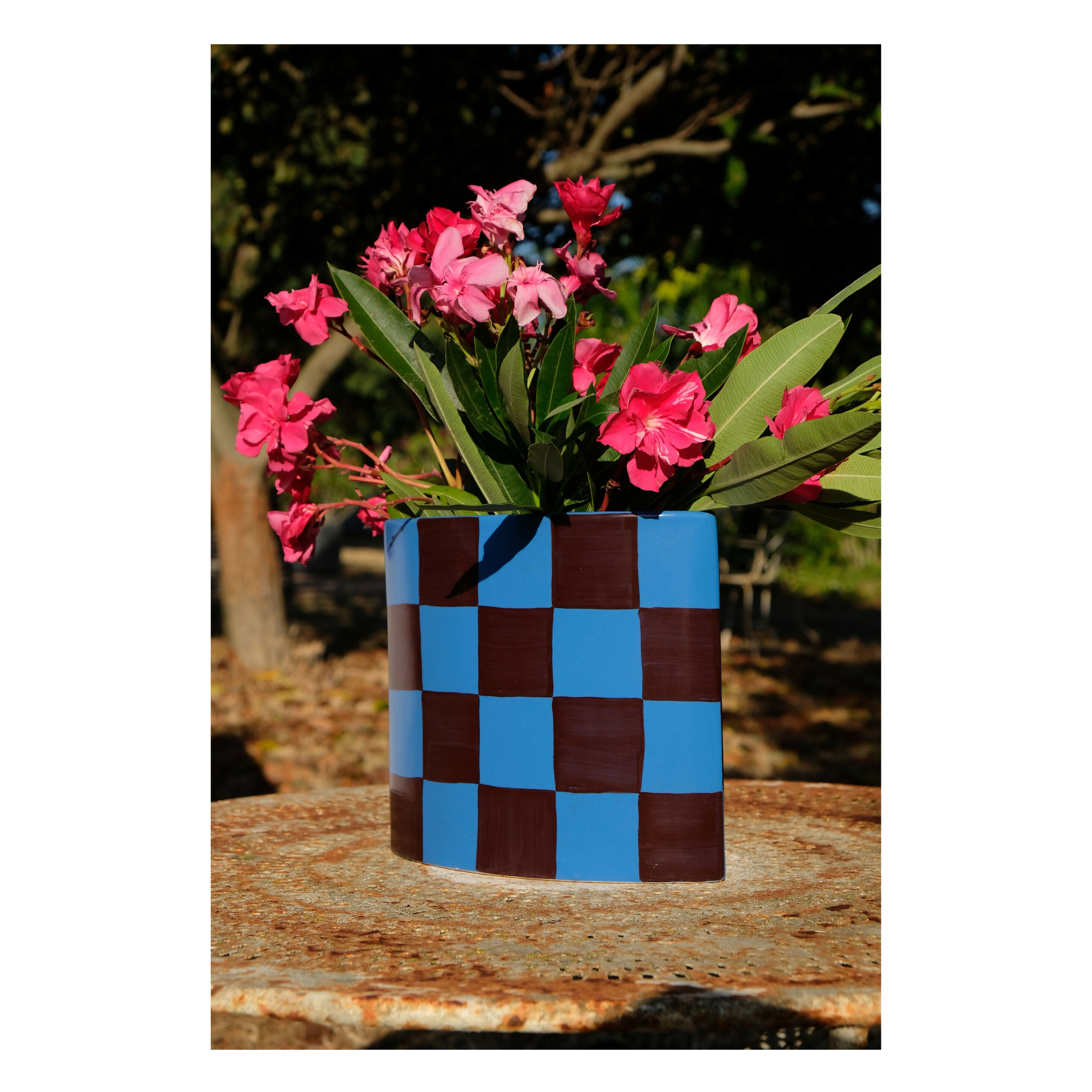 Vase carré à motif damier bleu et marron