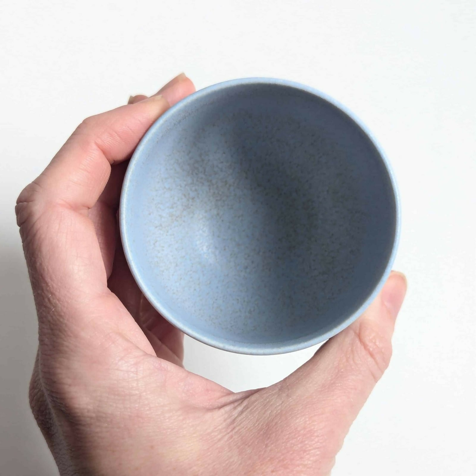 tasse en porcelaine, émaillée en dégradé de bleu et blanc