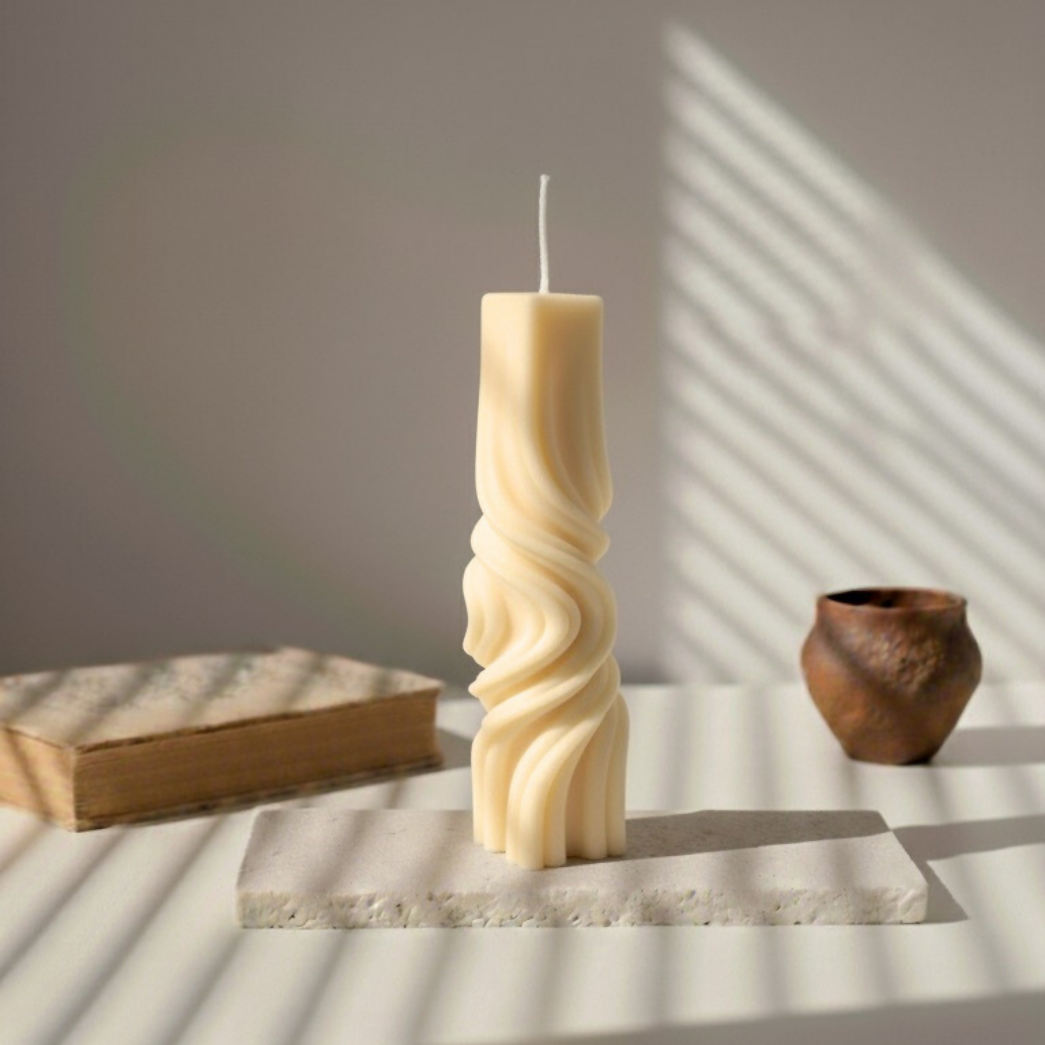 Bougie décorative parfumée “Totem” – Cire de soja – Fleur de Coton – 110g