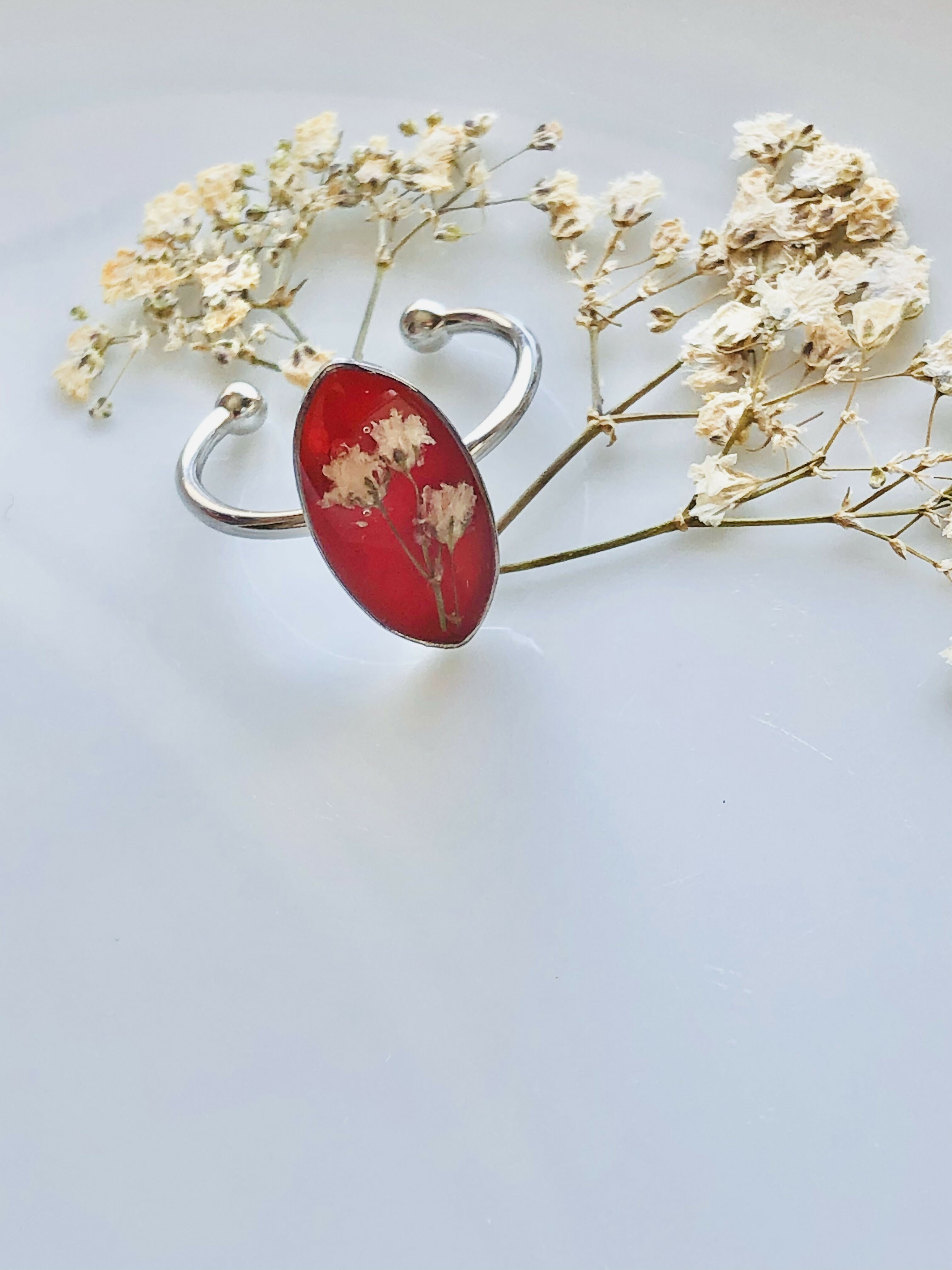 Bague rouge en fleur du bonheur blanche
