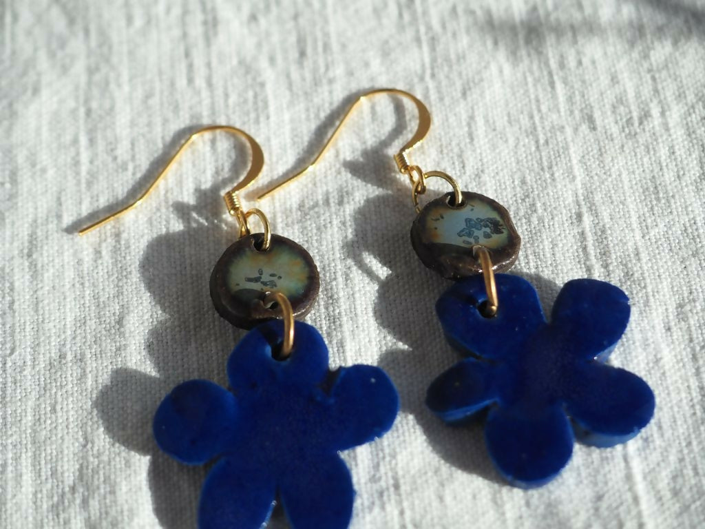 Boucles d'oreilles fleur bleue