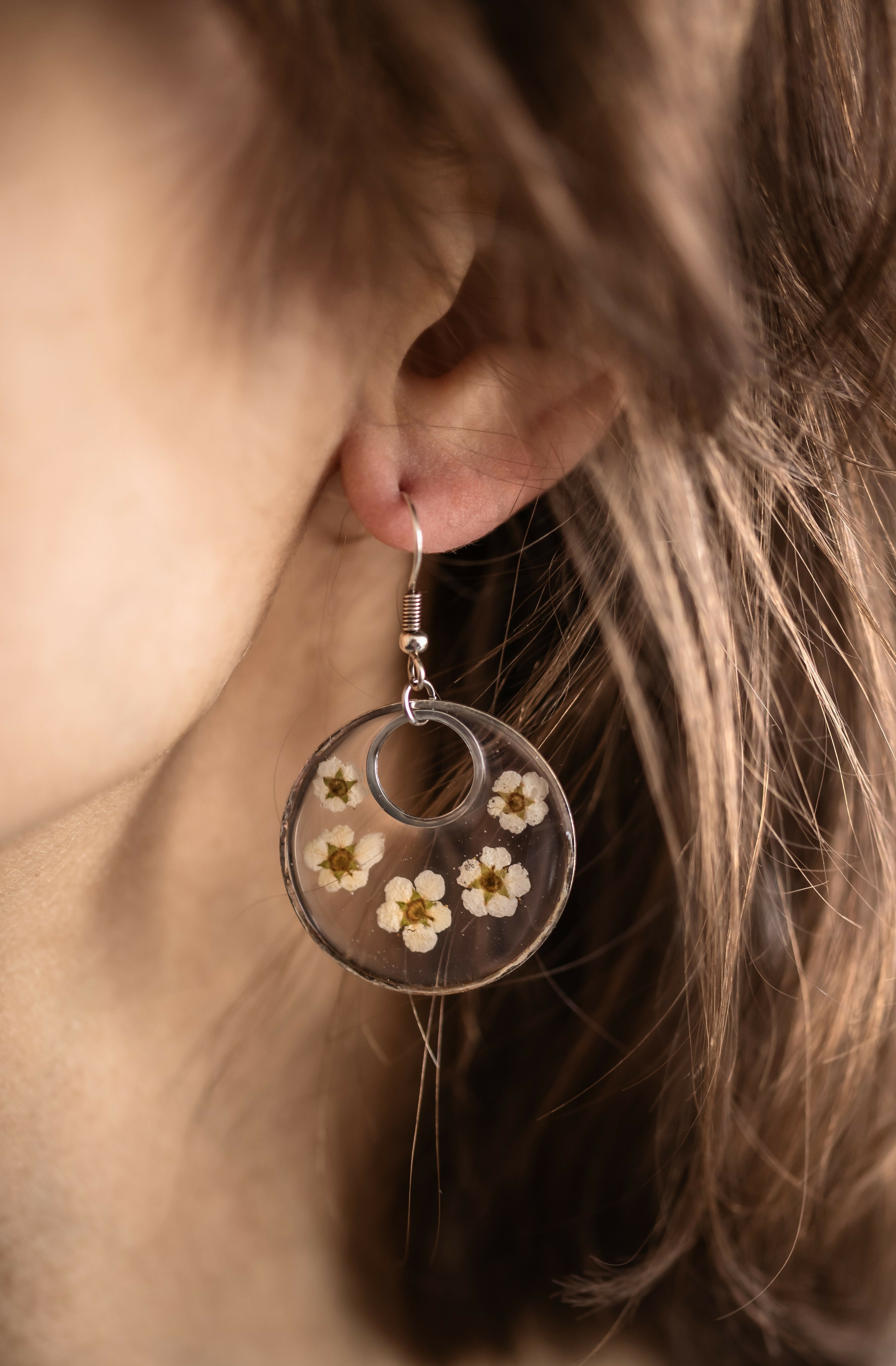 Boucles d'oreilles anneaux en fleur de spirée blanche