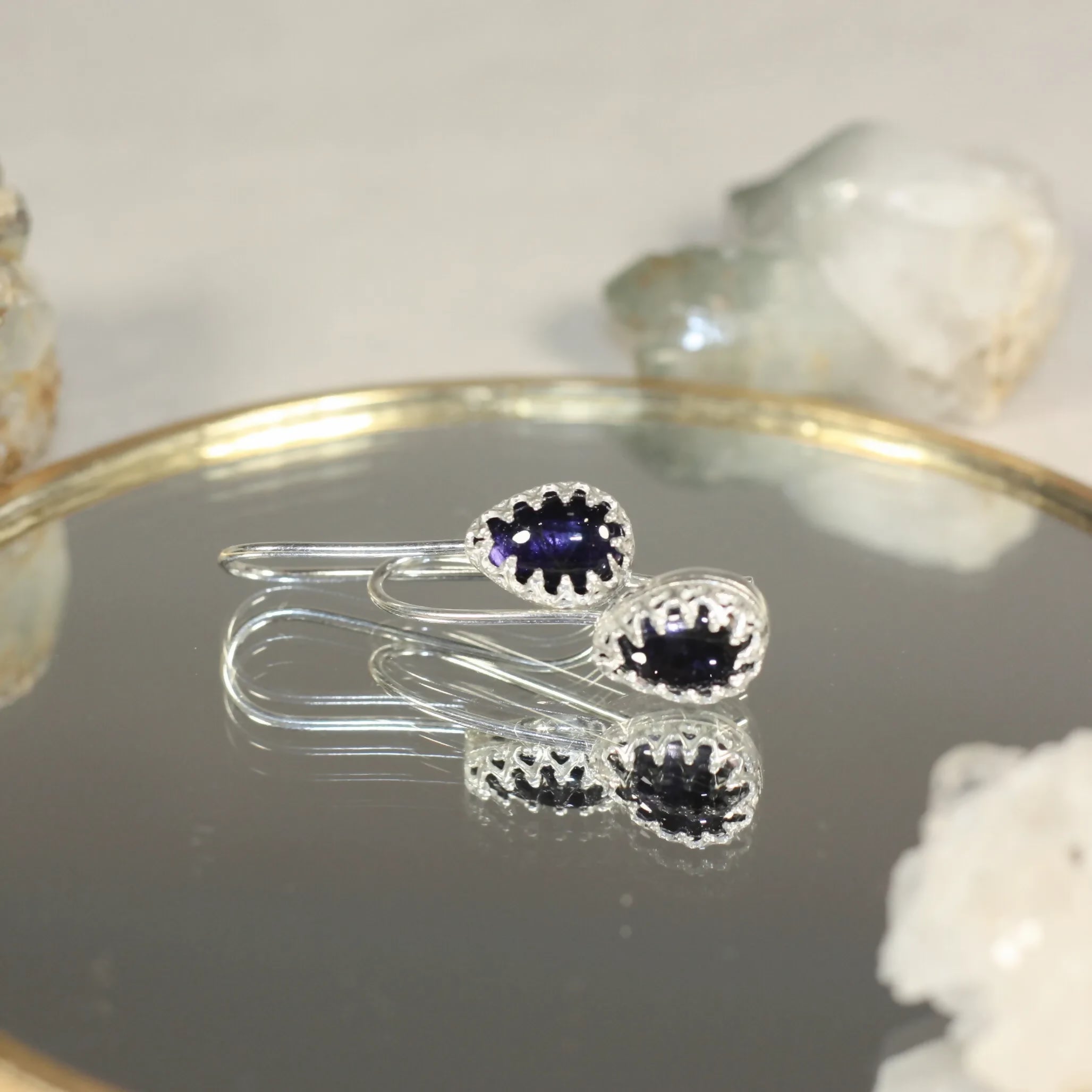 Les Singulières - Des boucles d'oreilles en argent serti d'une pierre naturelle en toute simplicité