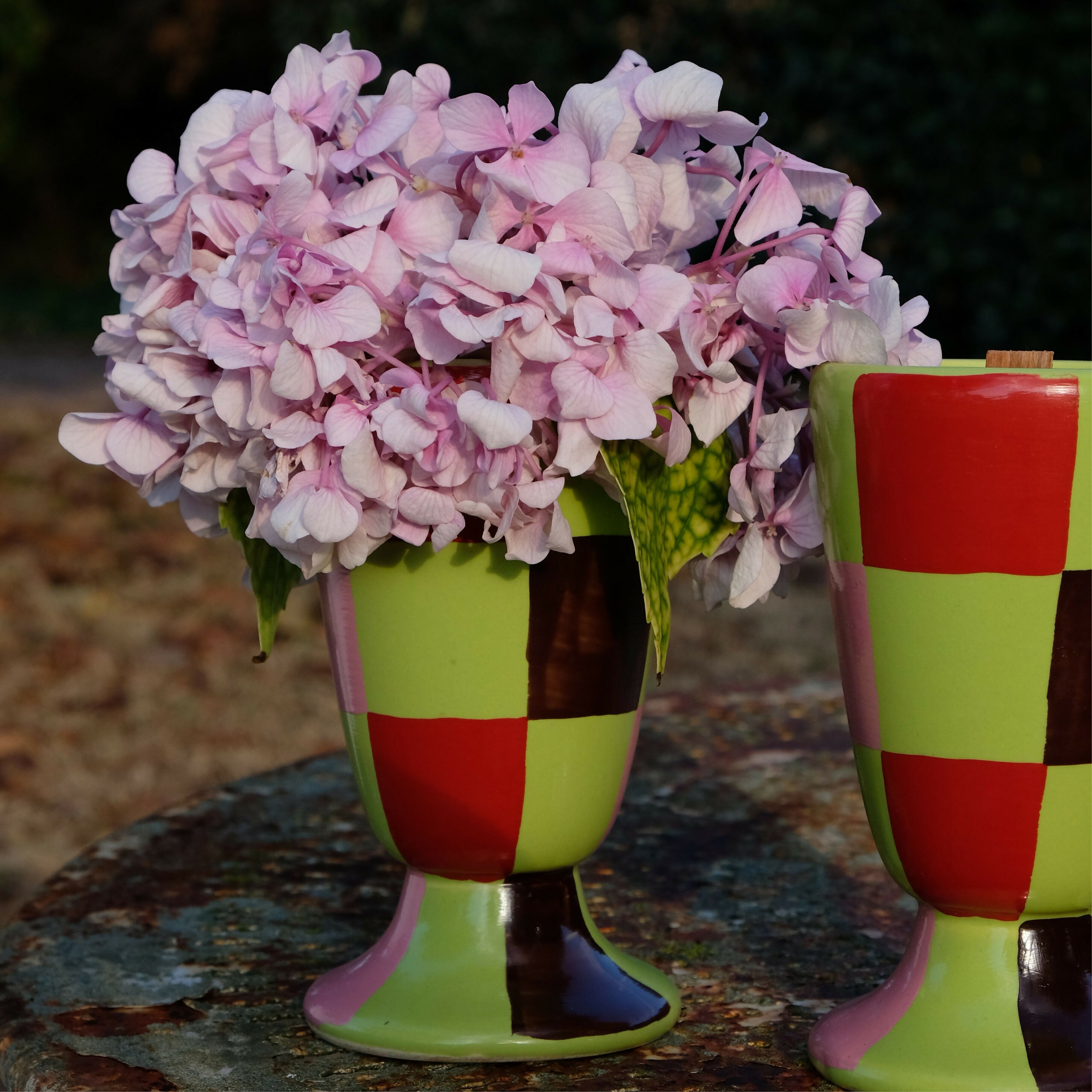 Mazagran à motif damier brun, rose et rouge