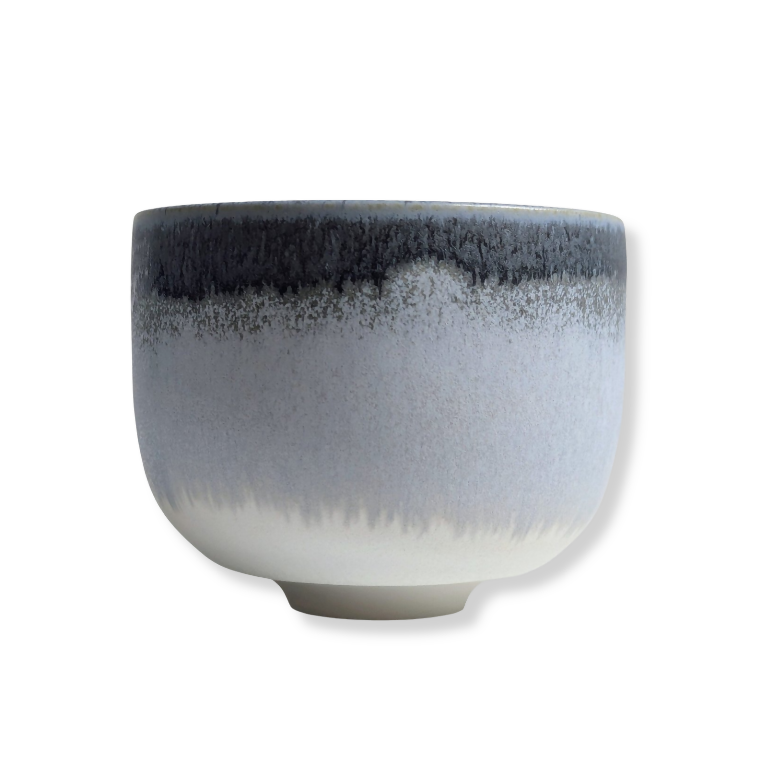 Tasse artisanale en porcelaine, dégradé d'émaux gris et blanc mats/satinés.
