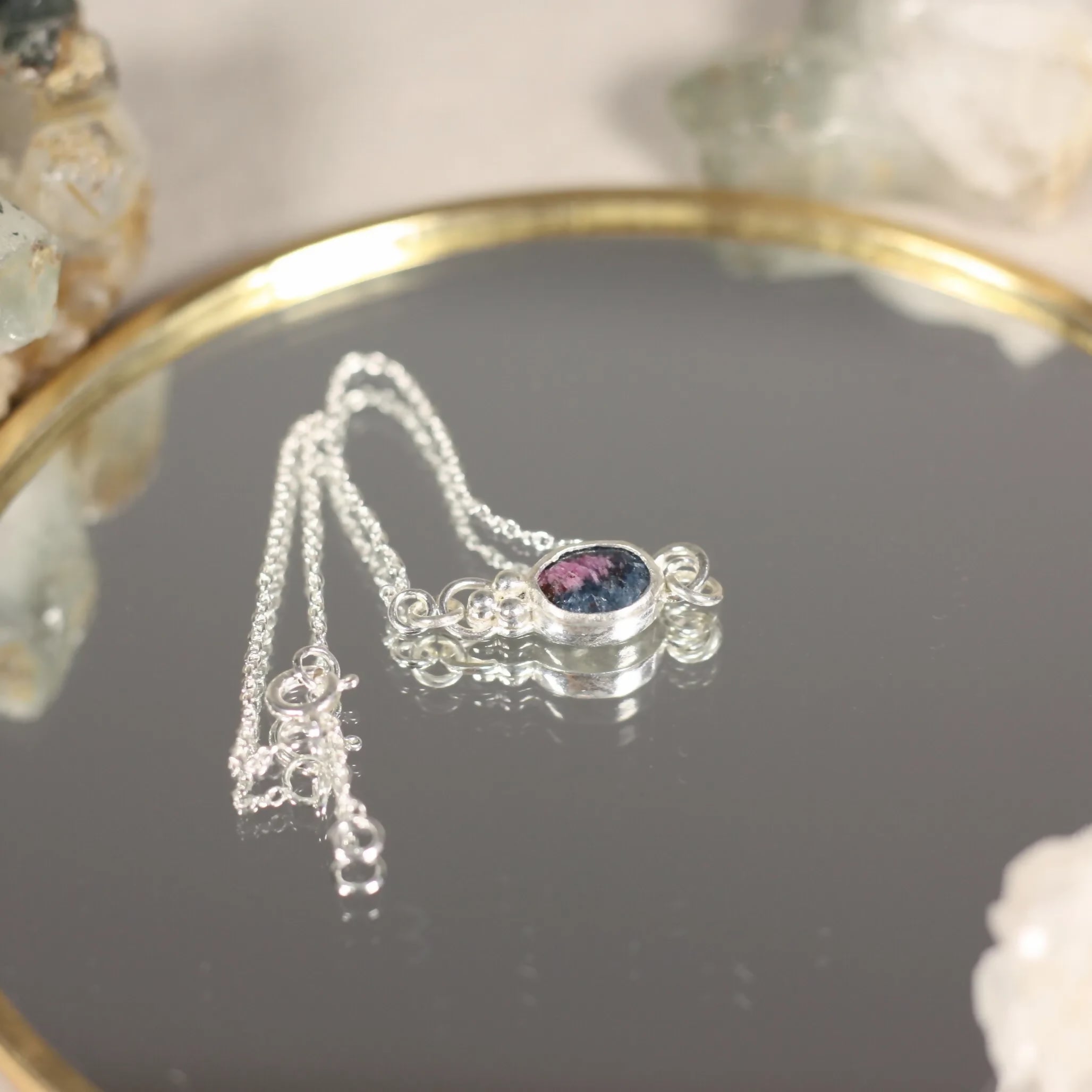 L'Escorte Perlée - Un Bracelet fin en argent accompagnée d'une pierre naturelle entourée de billes en argent.